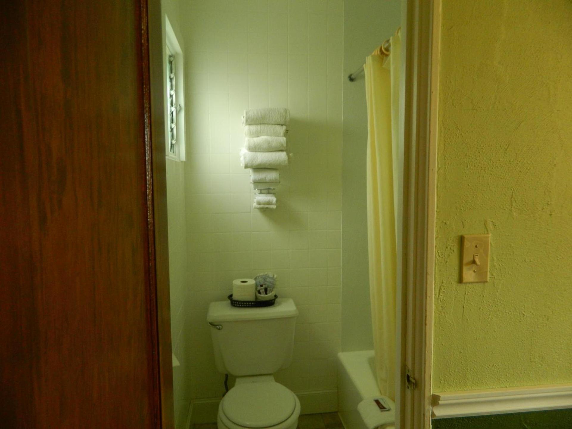Country Motor Inn photo 33