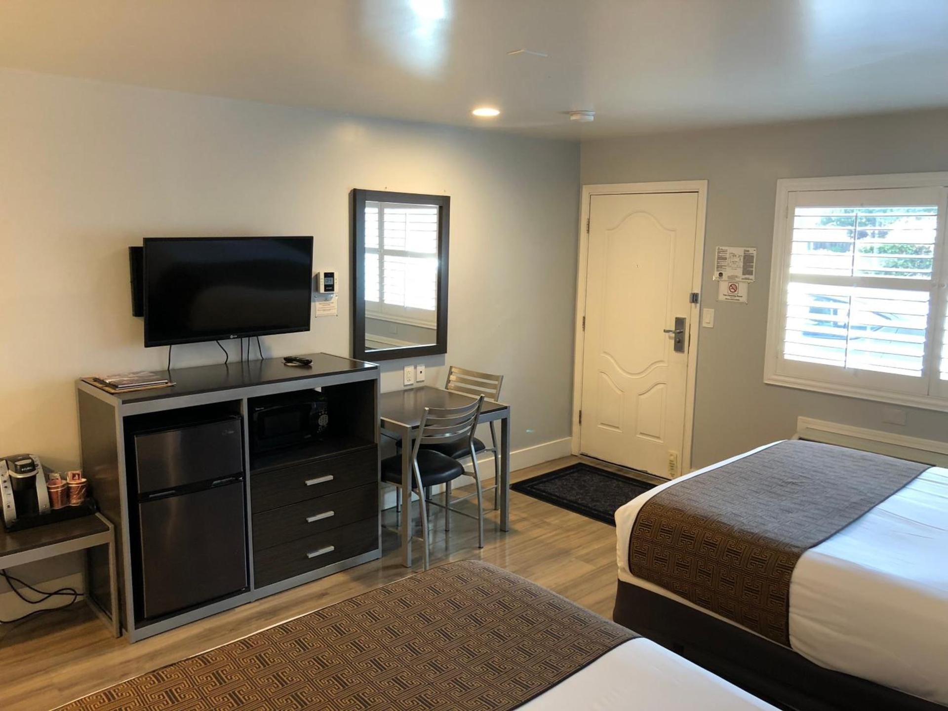 Pacific Inn Monterey photo 13