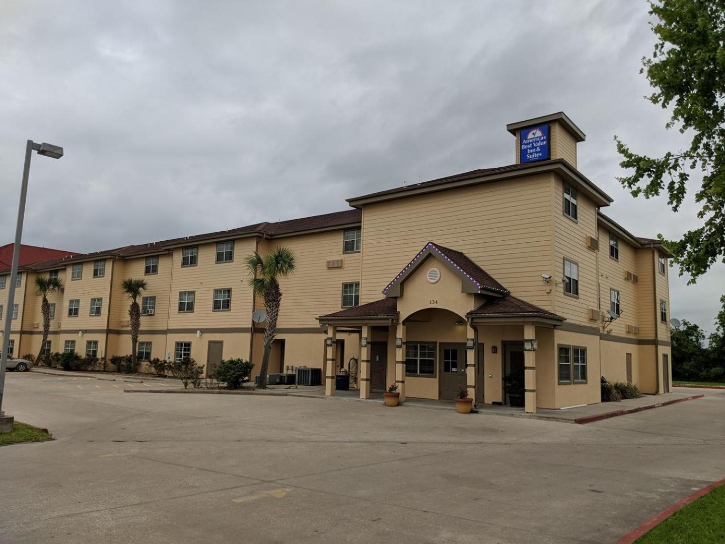 Americas Best Value Inn & Suites-Winnie — hotel in Winnie