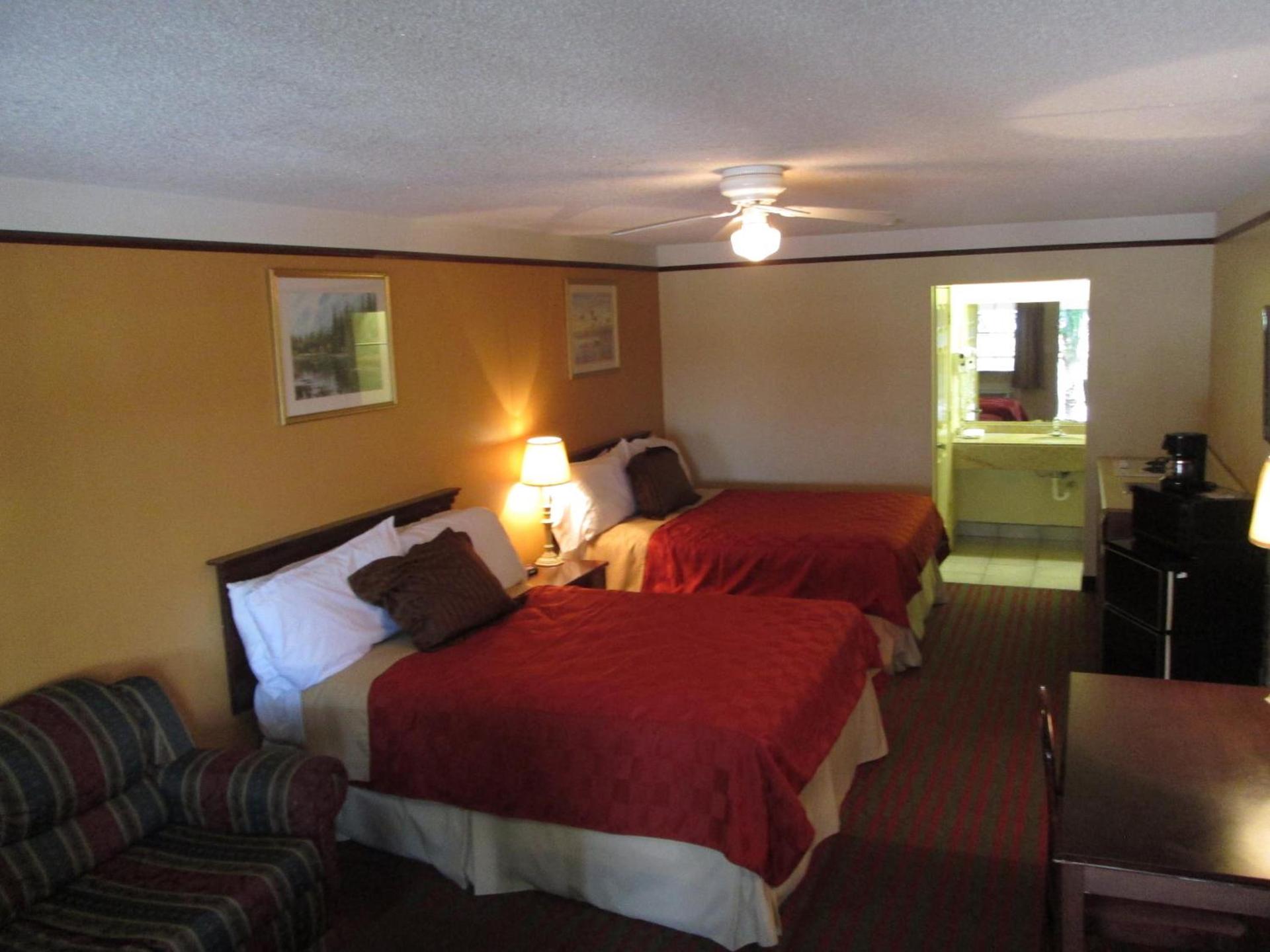 Deluxe Inn and Suites photo 26
