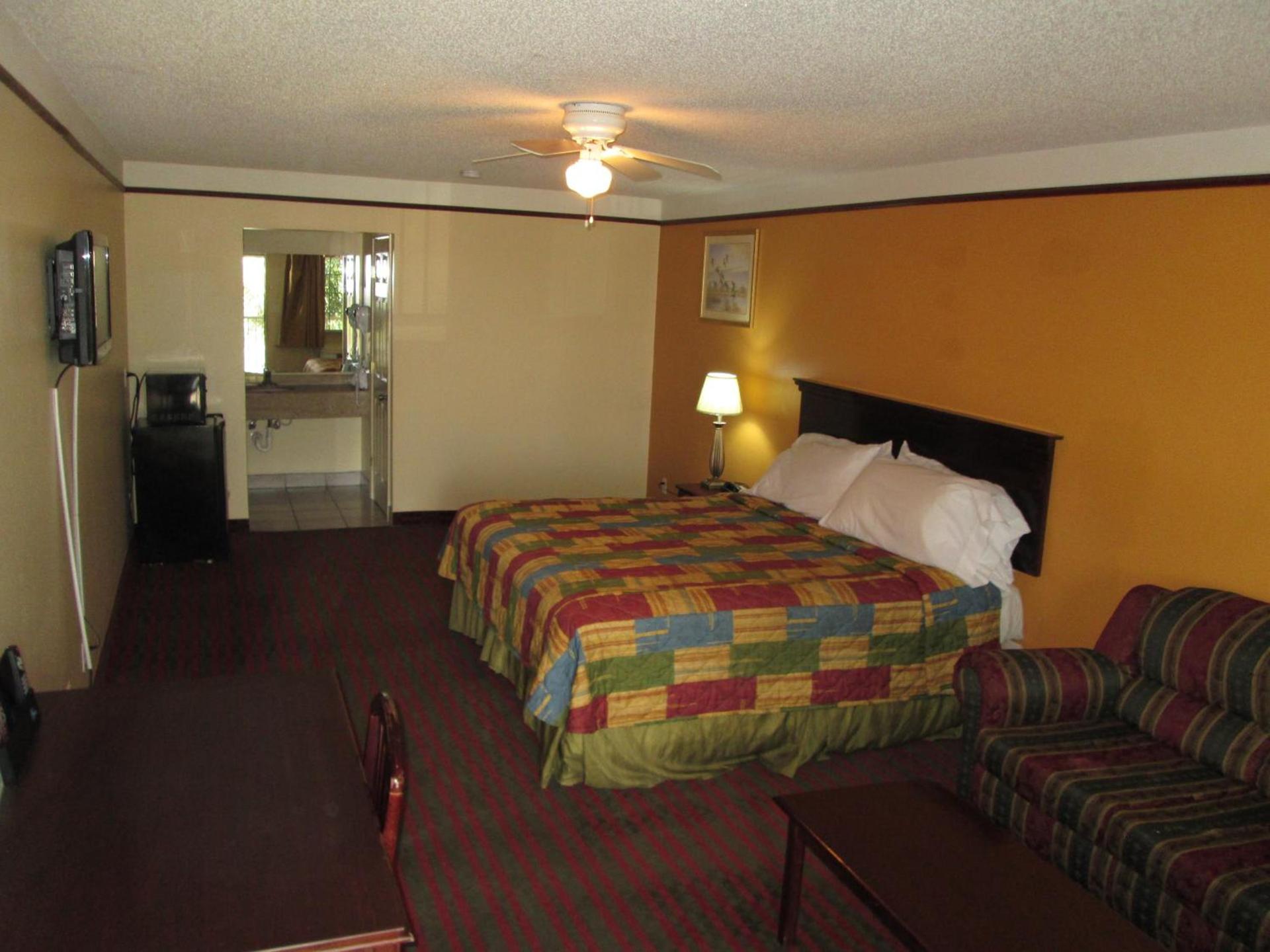 Deluxe Inn and Suites photo 25