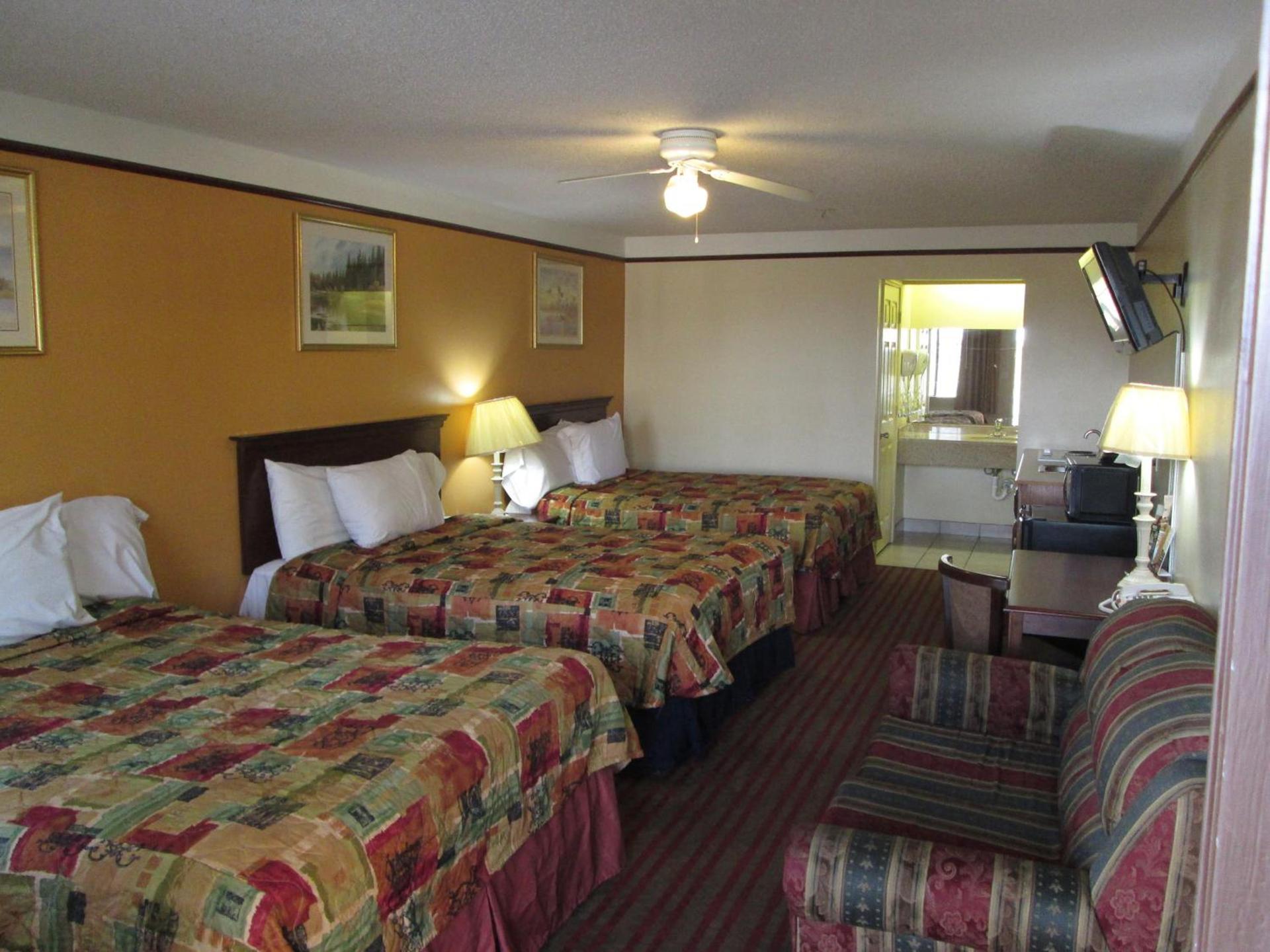 Deluxe Inn and Suites photo 23