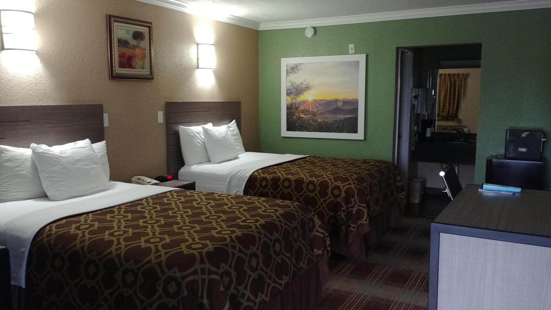 Days Inn by Wyndham Houston East photo 6