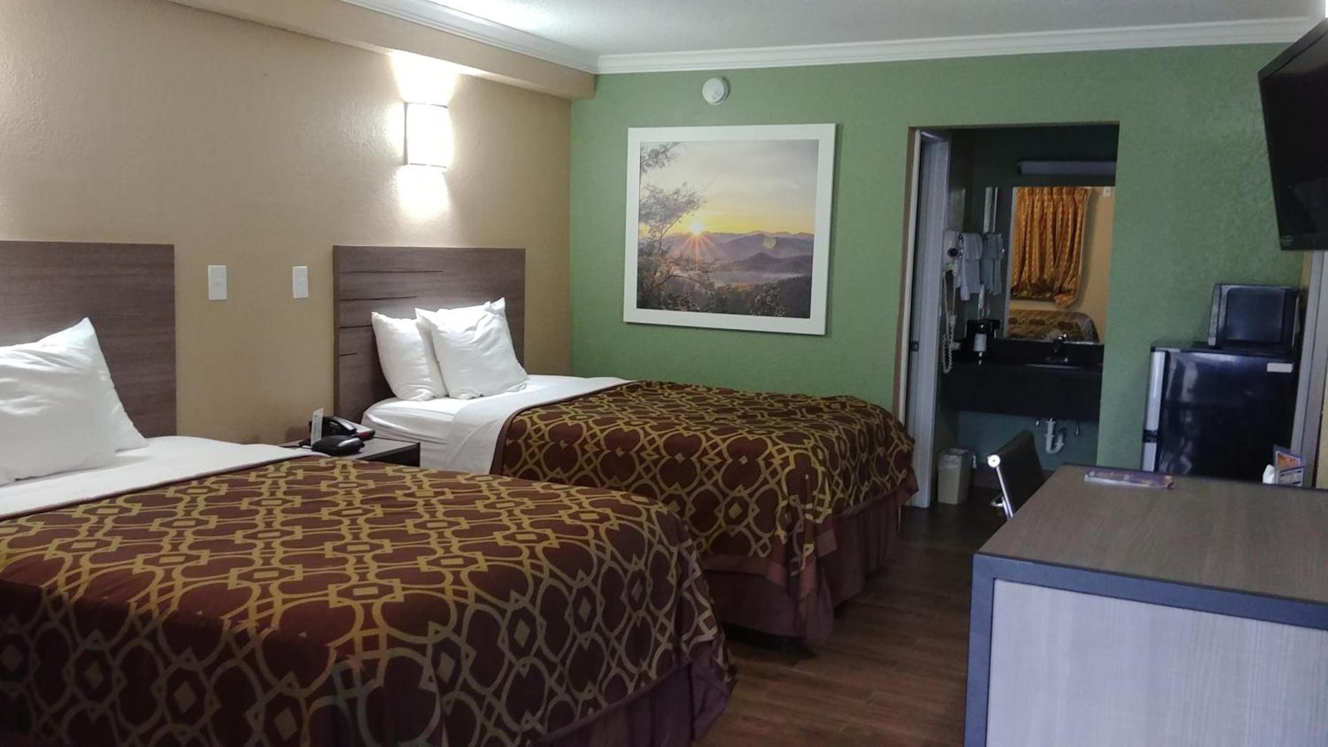 Days Inn by Wyndham Houston East photo 7