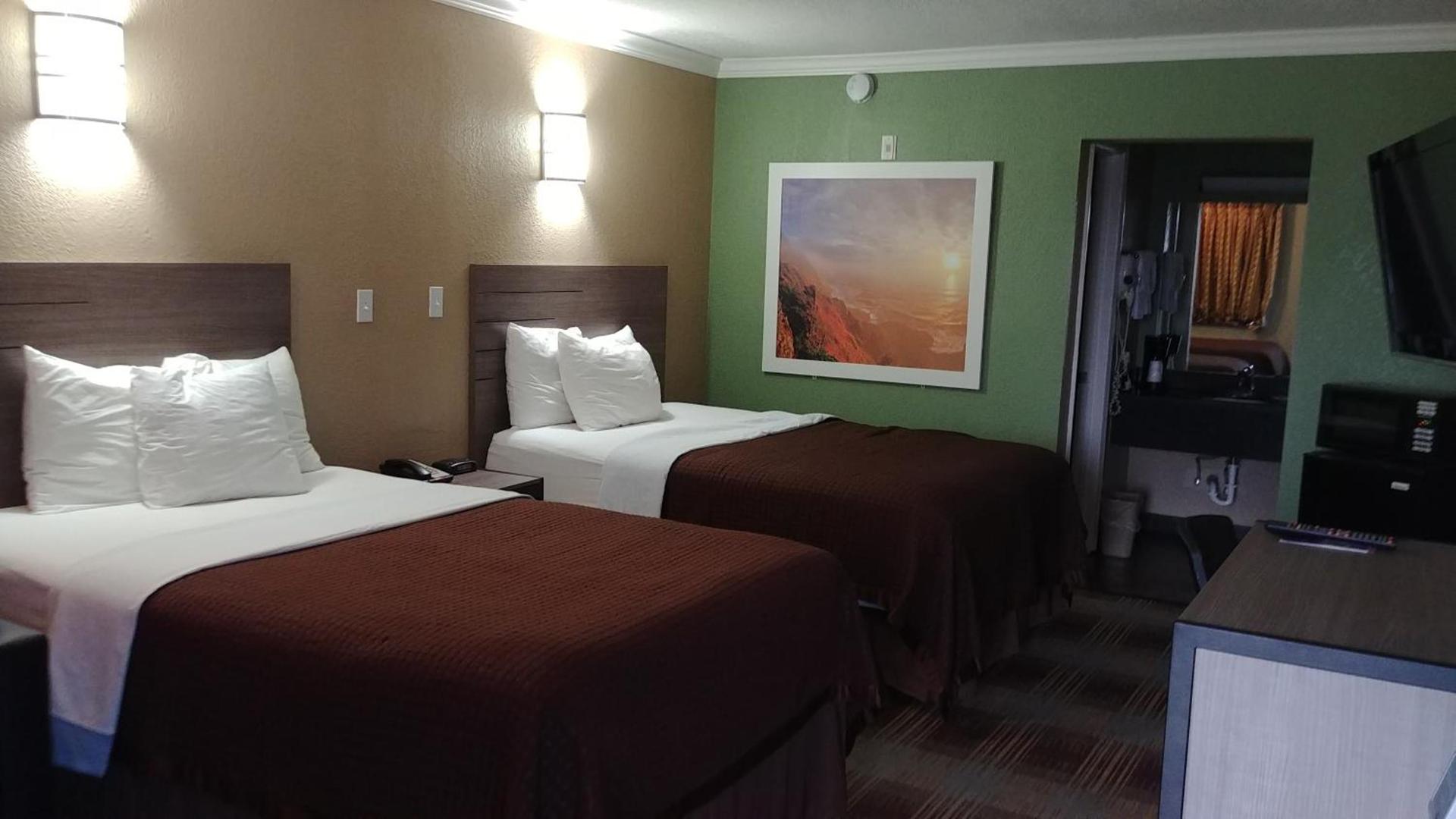 Days Inn by Wyndham Houston East photo 8