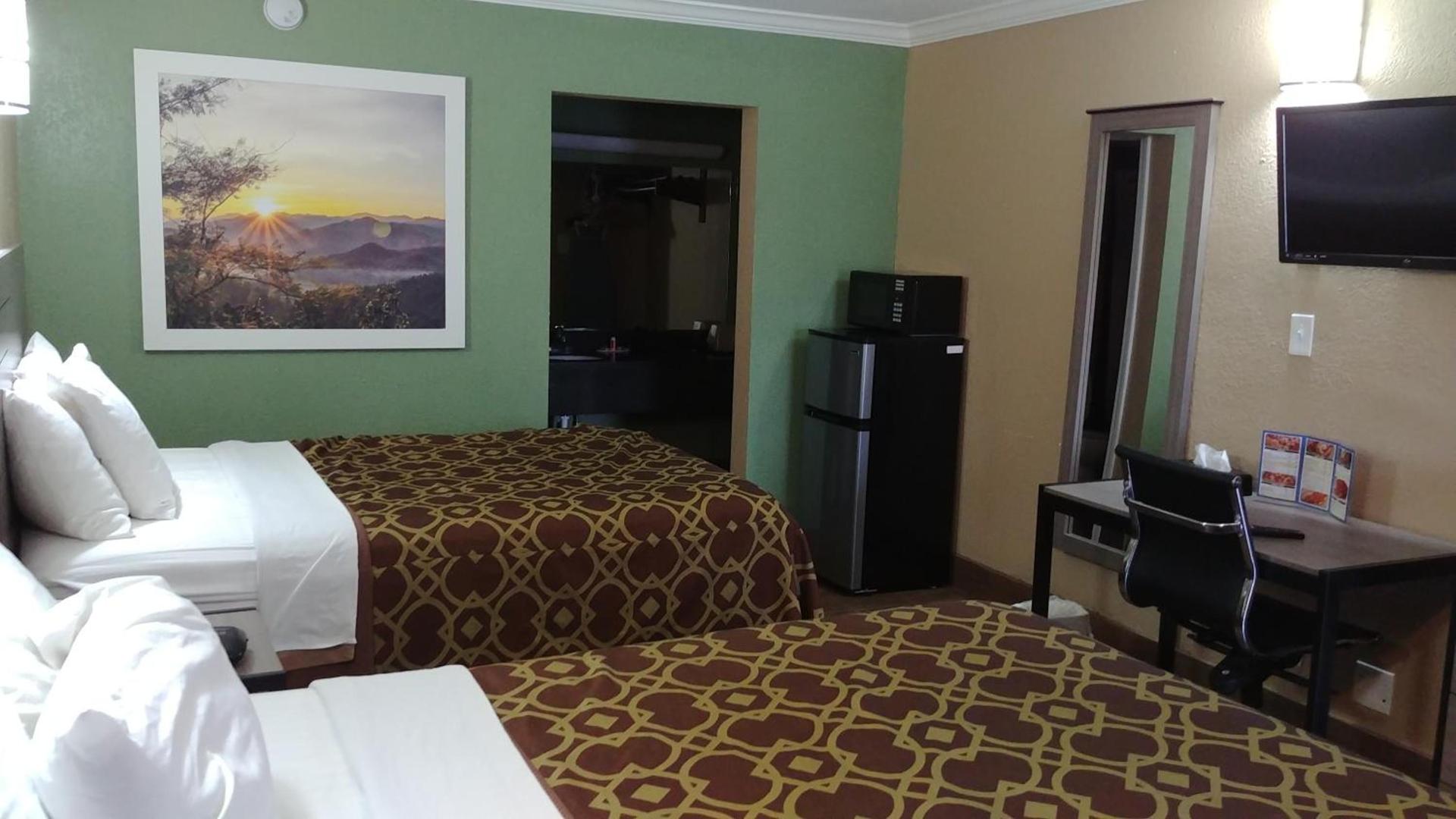 Days Inn by Wyndham Houston East photo 9