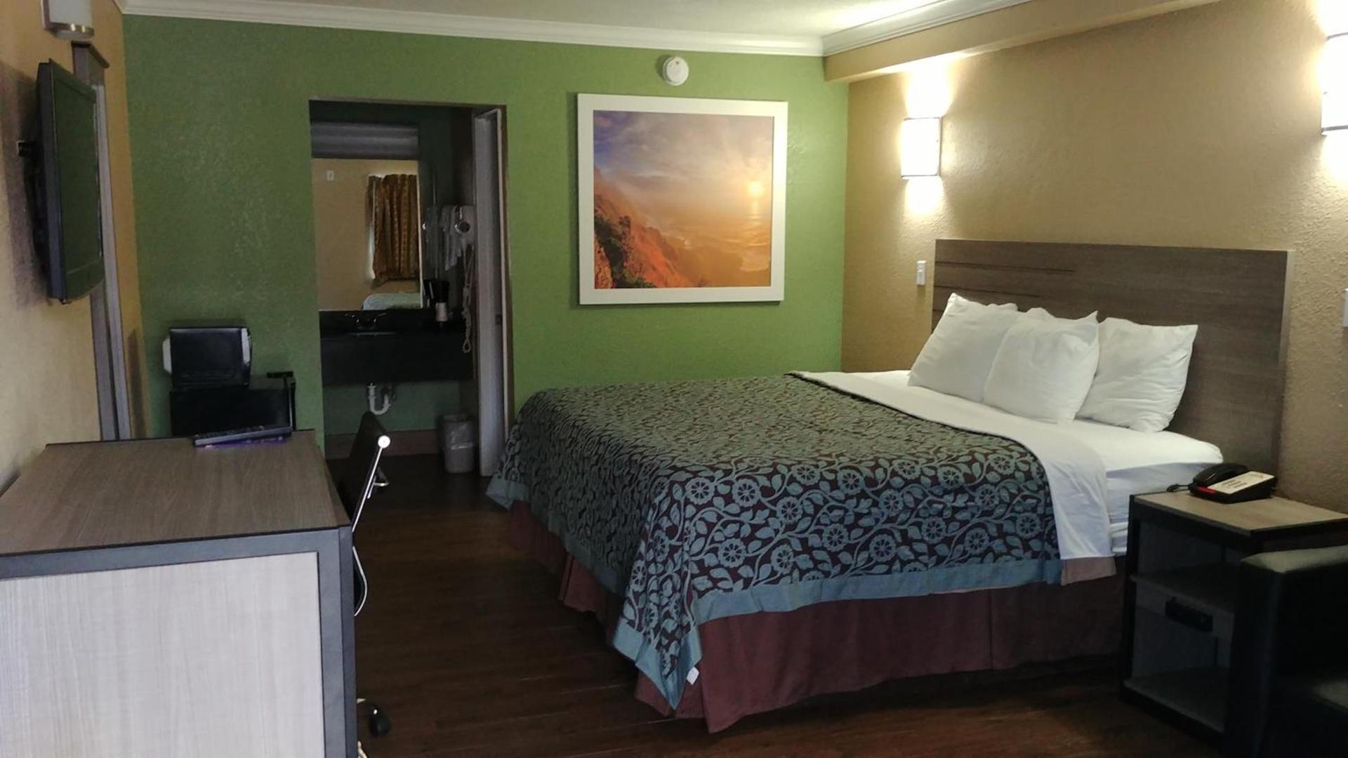 Days Inn by Wyndham Houston East photo 3