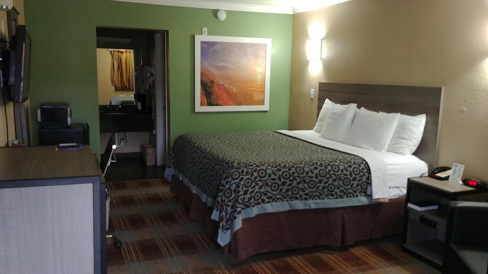 Days Inn by Wyndham Houston East photo 10