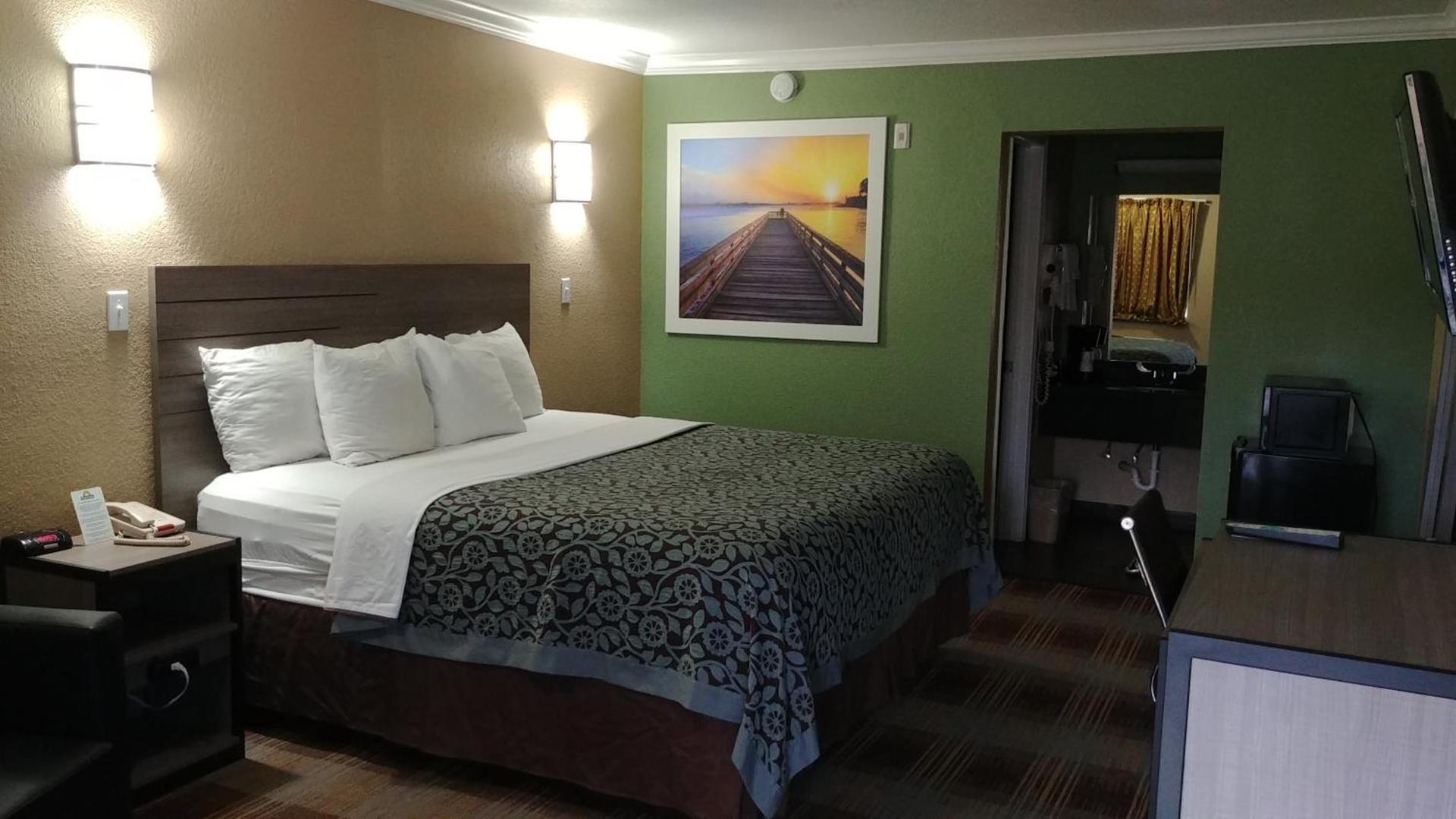 Days Inn by Wyndham Houston East photo 5