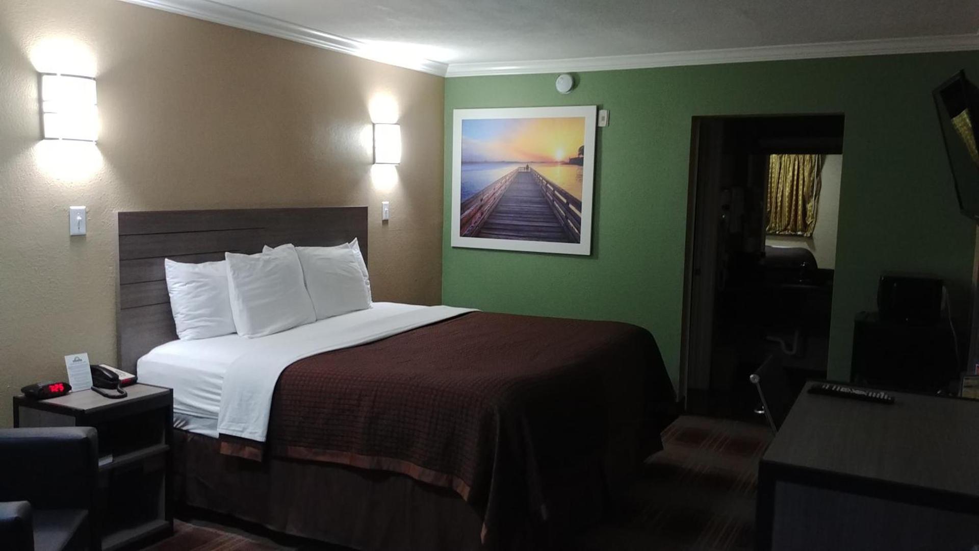 Days Inn by Wyndham Houston East photo 26