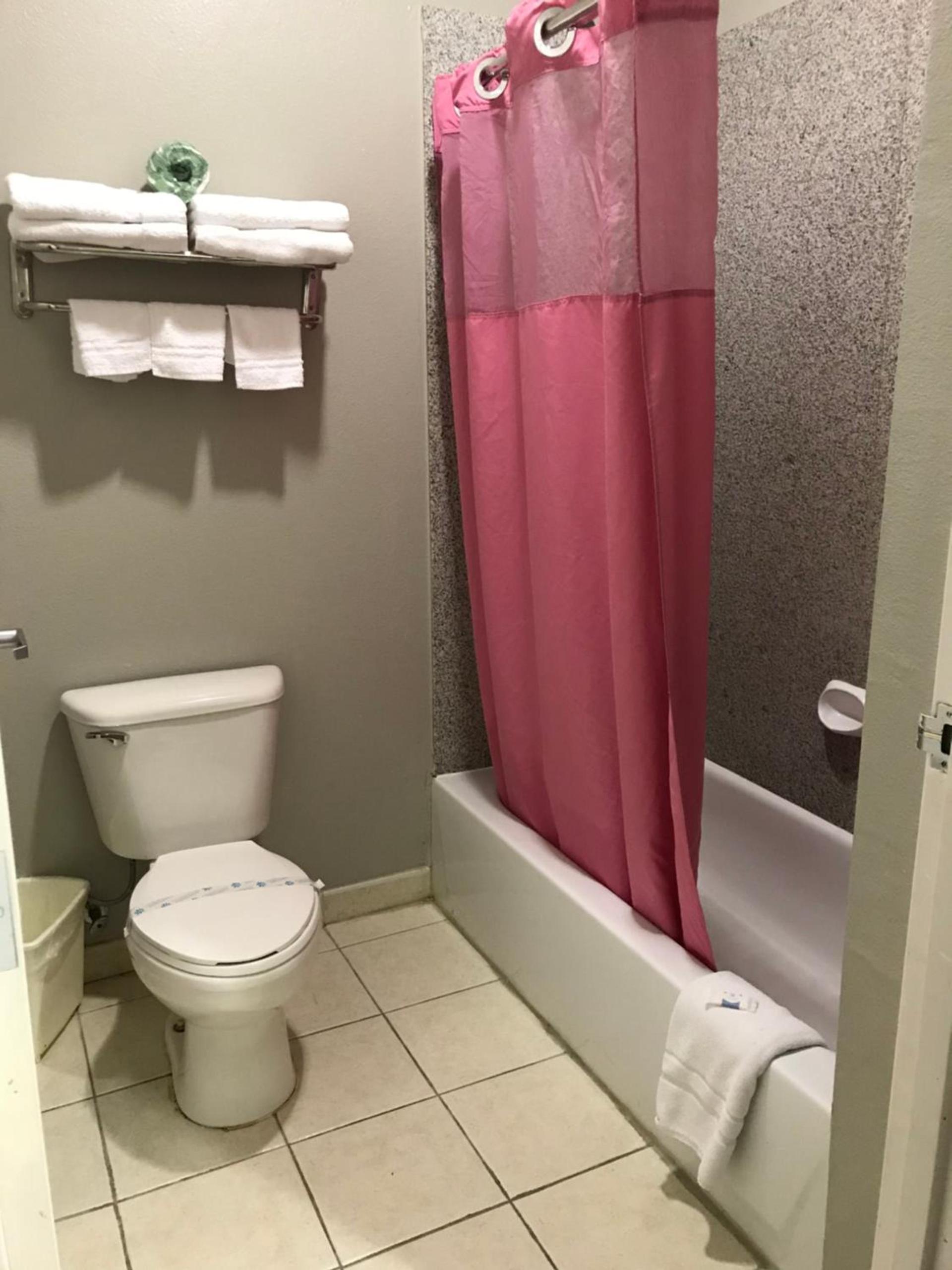 Camelot Inn and Suites photo 40