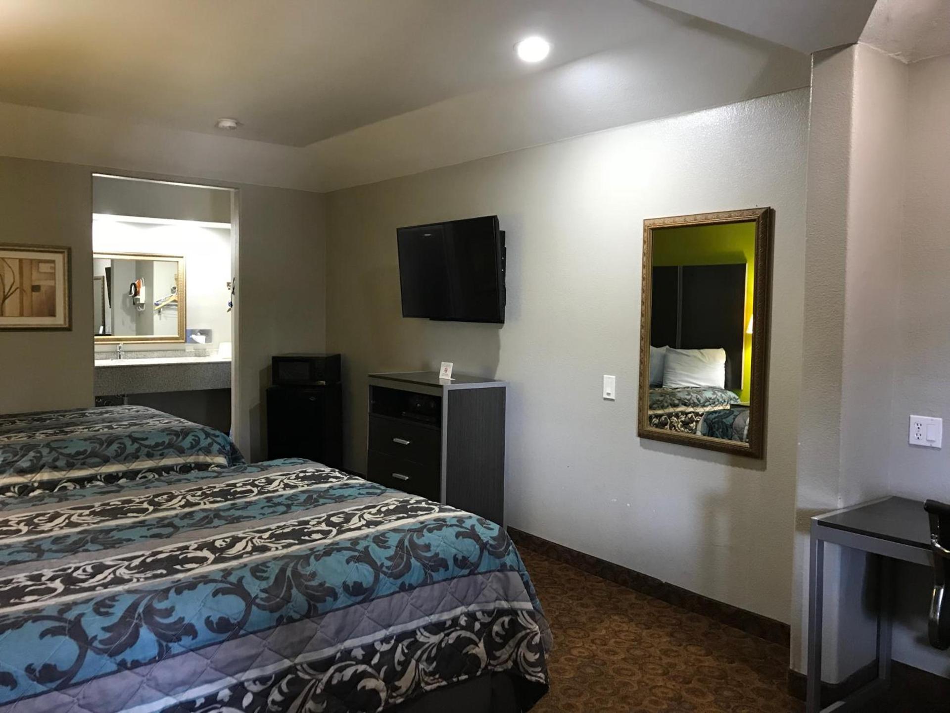 Camelot Inn and Suites photo 33