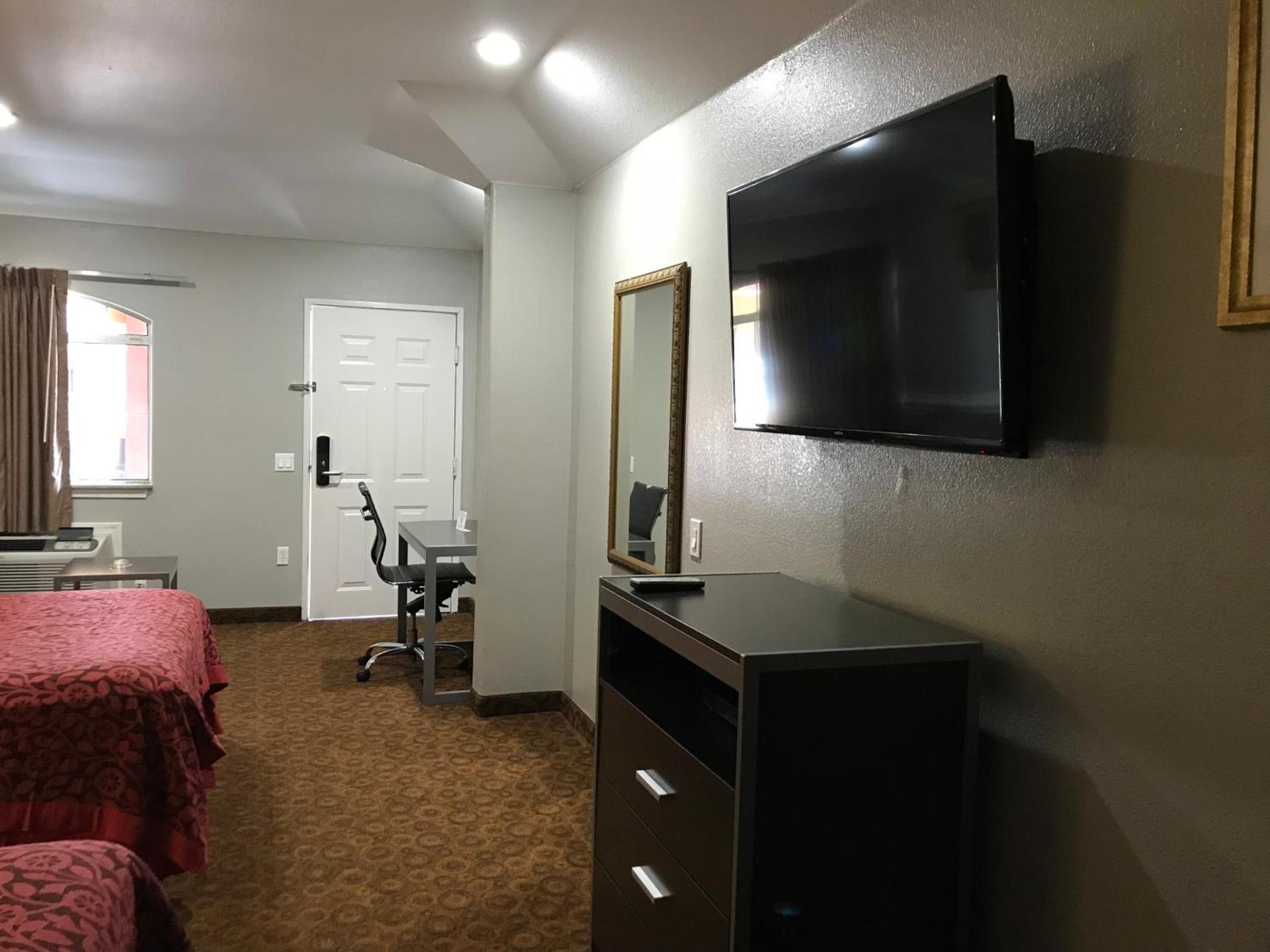 Camelot Inn and Suites photo 35