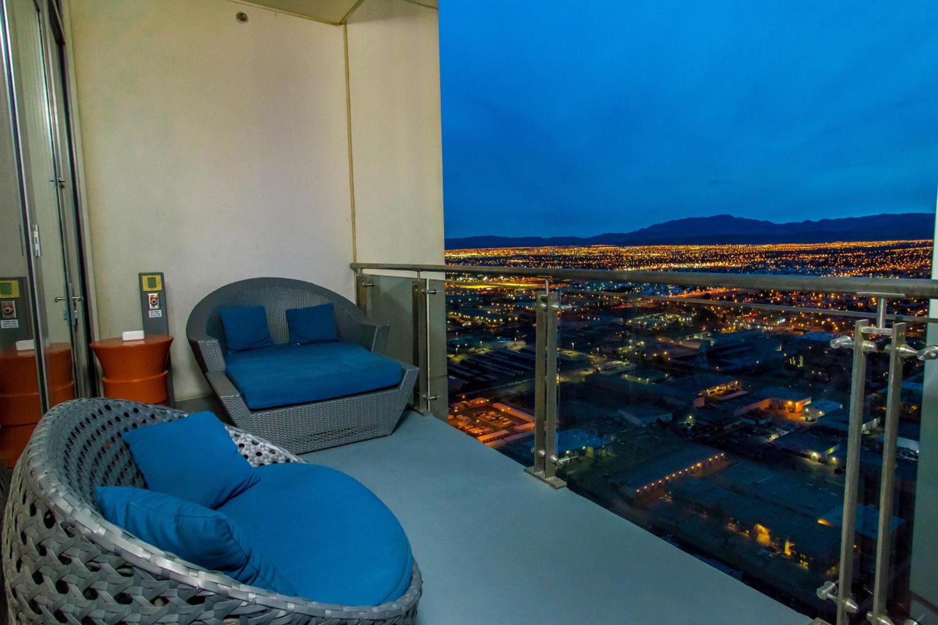 Romance Phenthouse at Palms Place photo 12