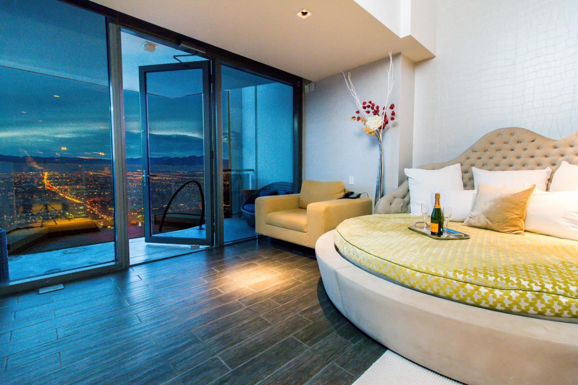 Romance Phenthouse at Palms Place photo 5