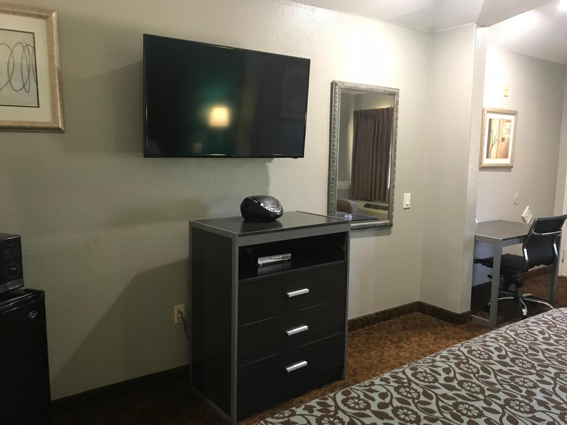 Camelot Inn and Suites photo 18