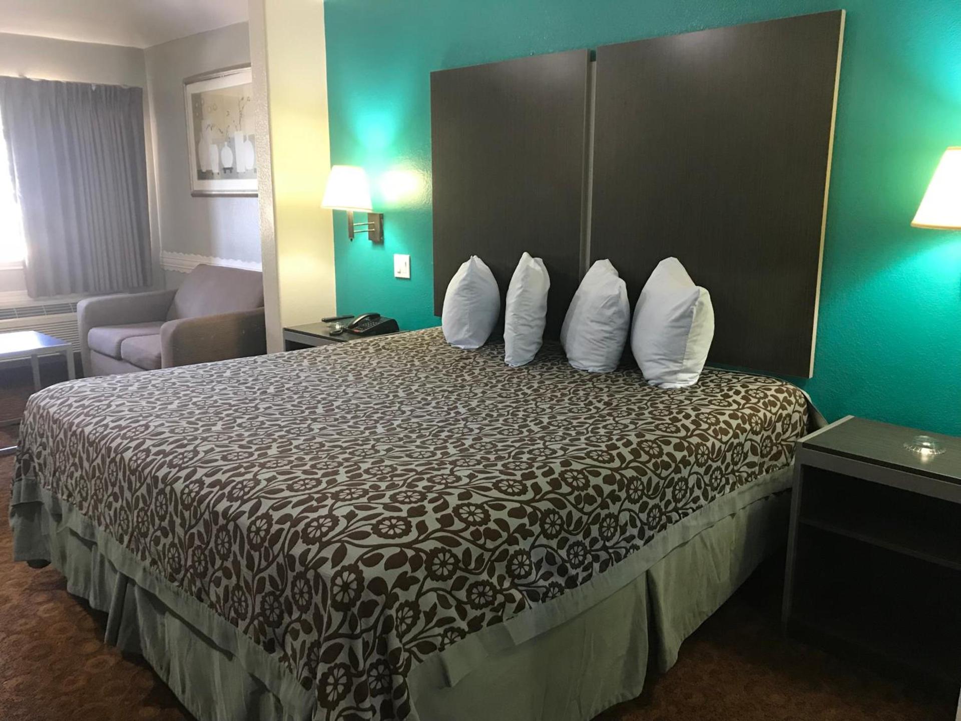 Camelot Inn and Suites photo 20