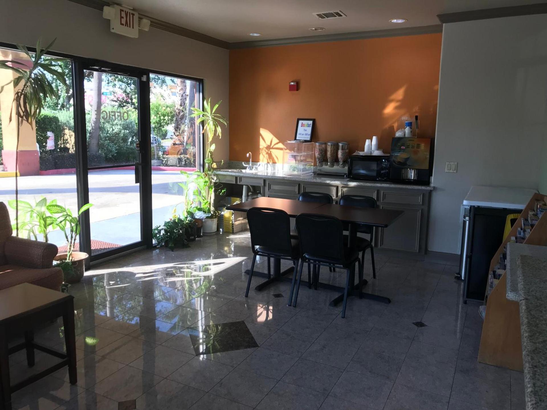 Camelot Inn and Suites photo 16