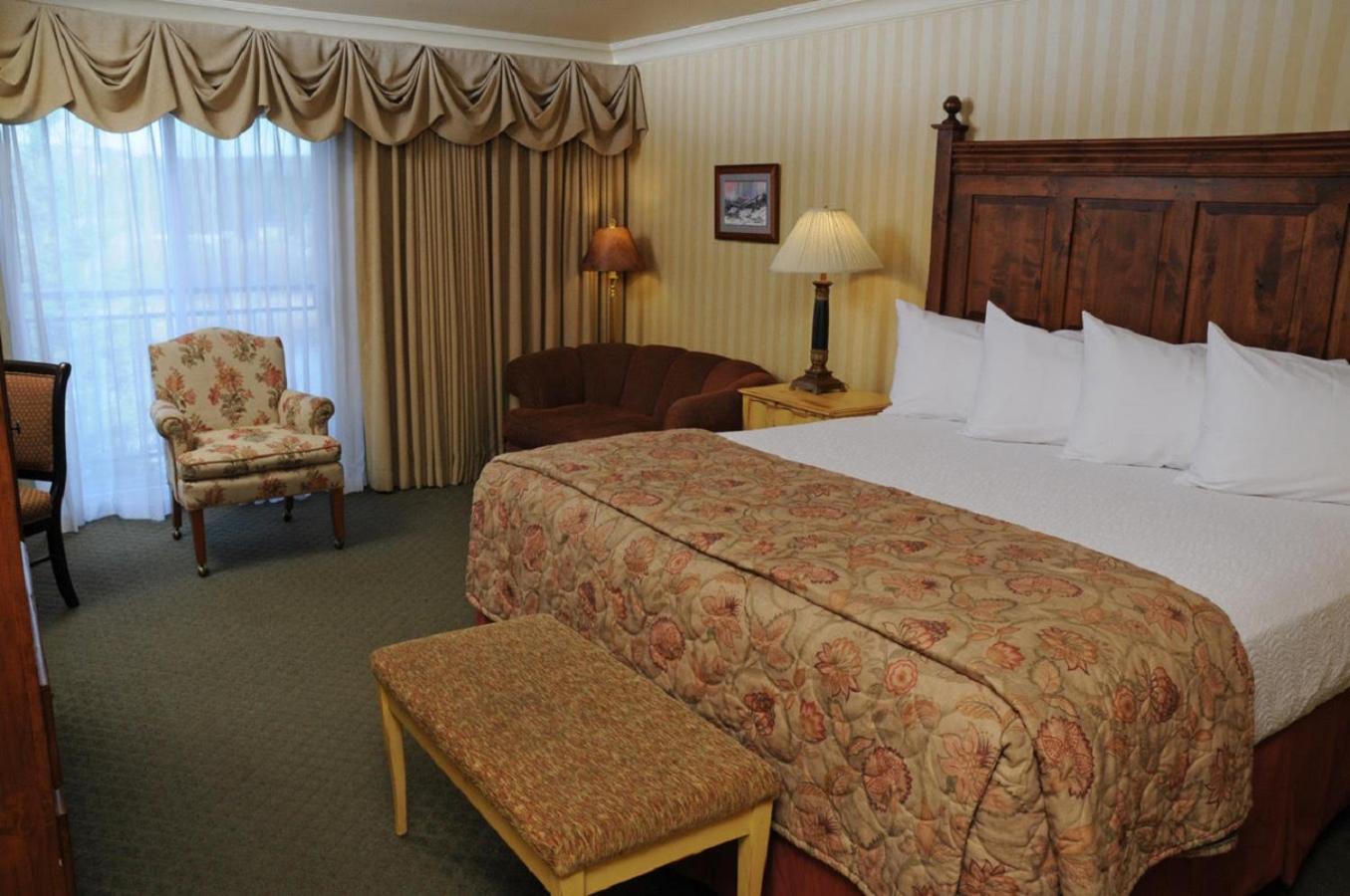 Pike's Waterfront Lodge photo 38
