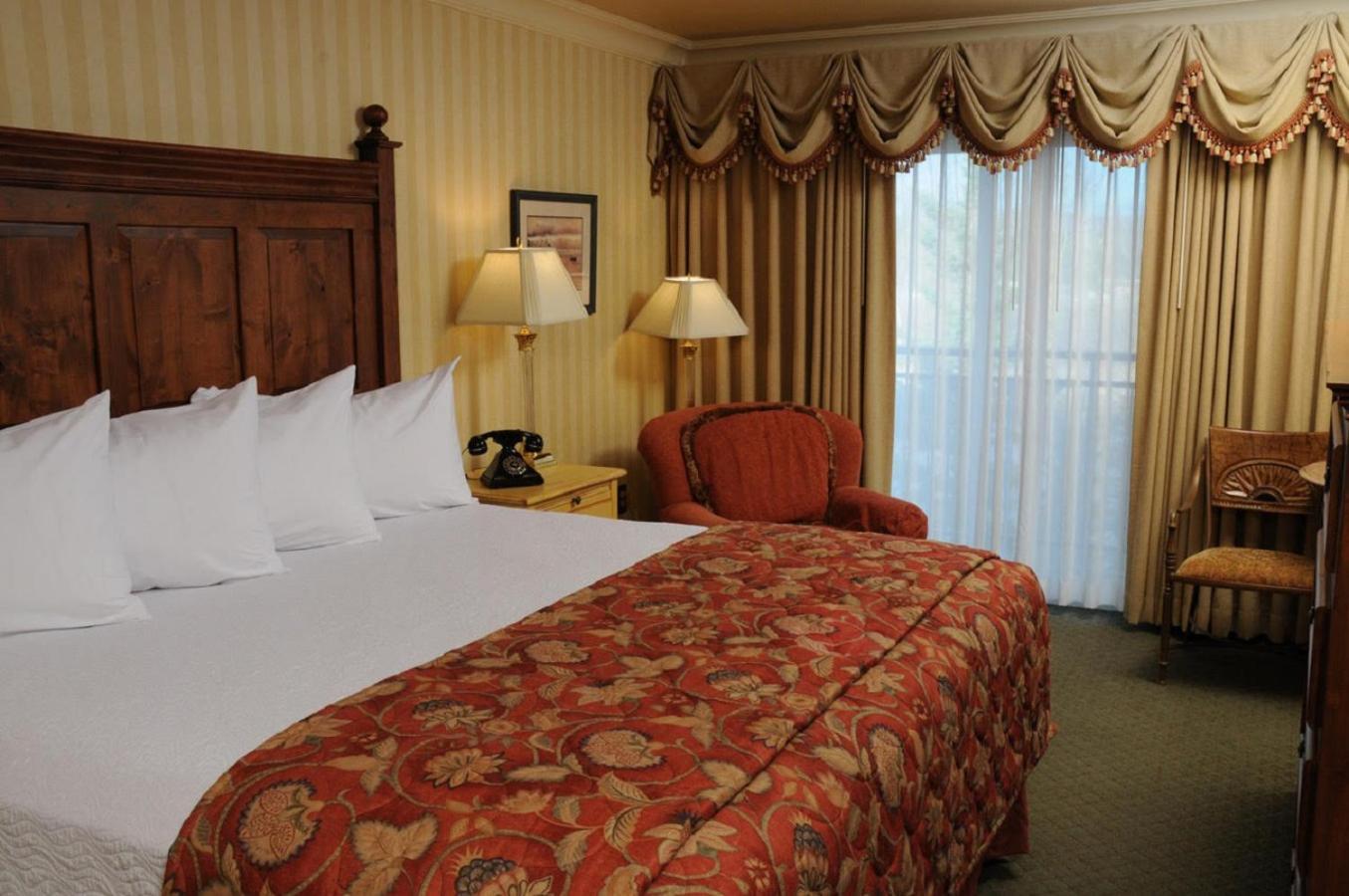 Pike's Waterfront Lodge photo 9
