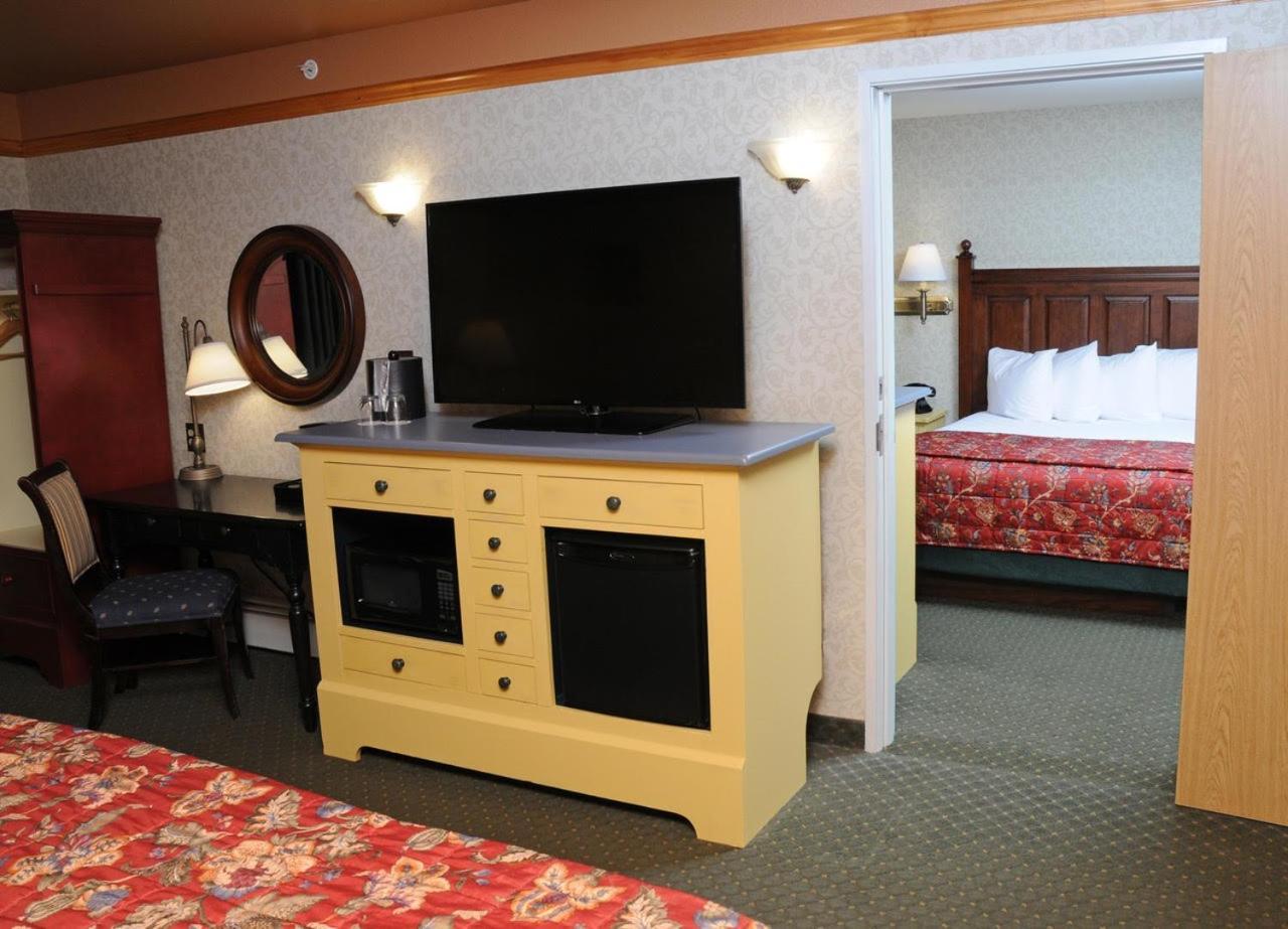 Pike's Waterfront Lodge photo 36