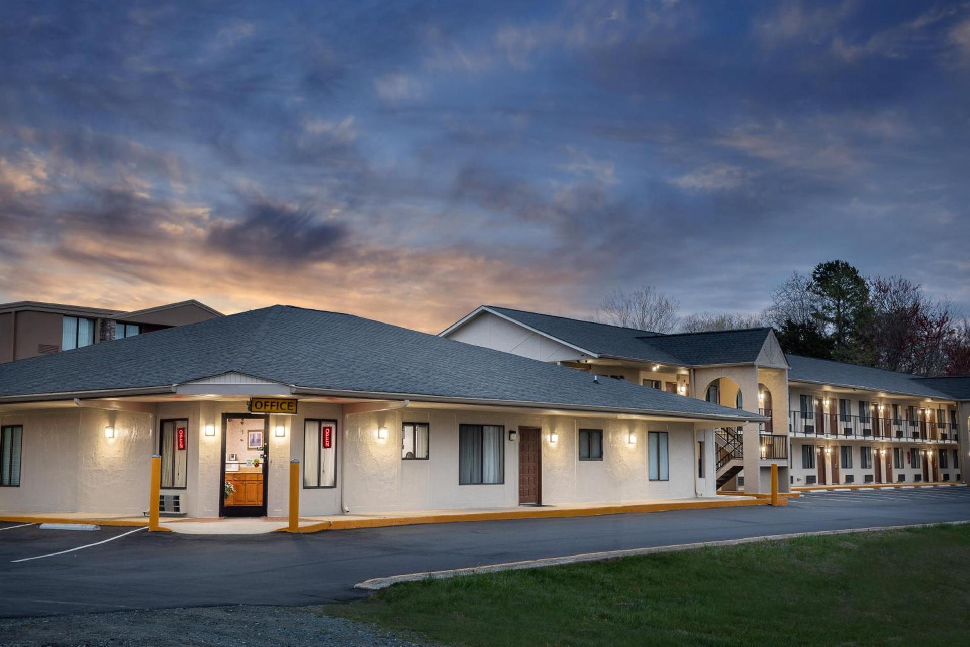 Super 8 by Wyndham Burlington NC photo 2