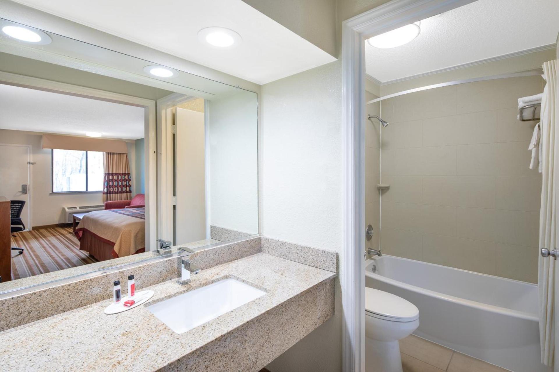 Super 8 by Wyndham Burlington NC photo 17