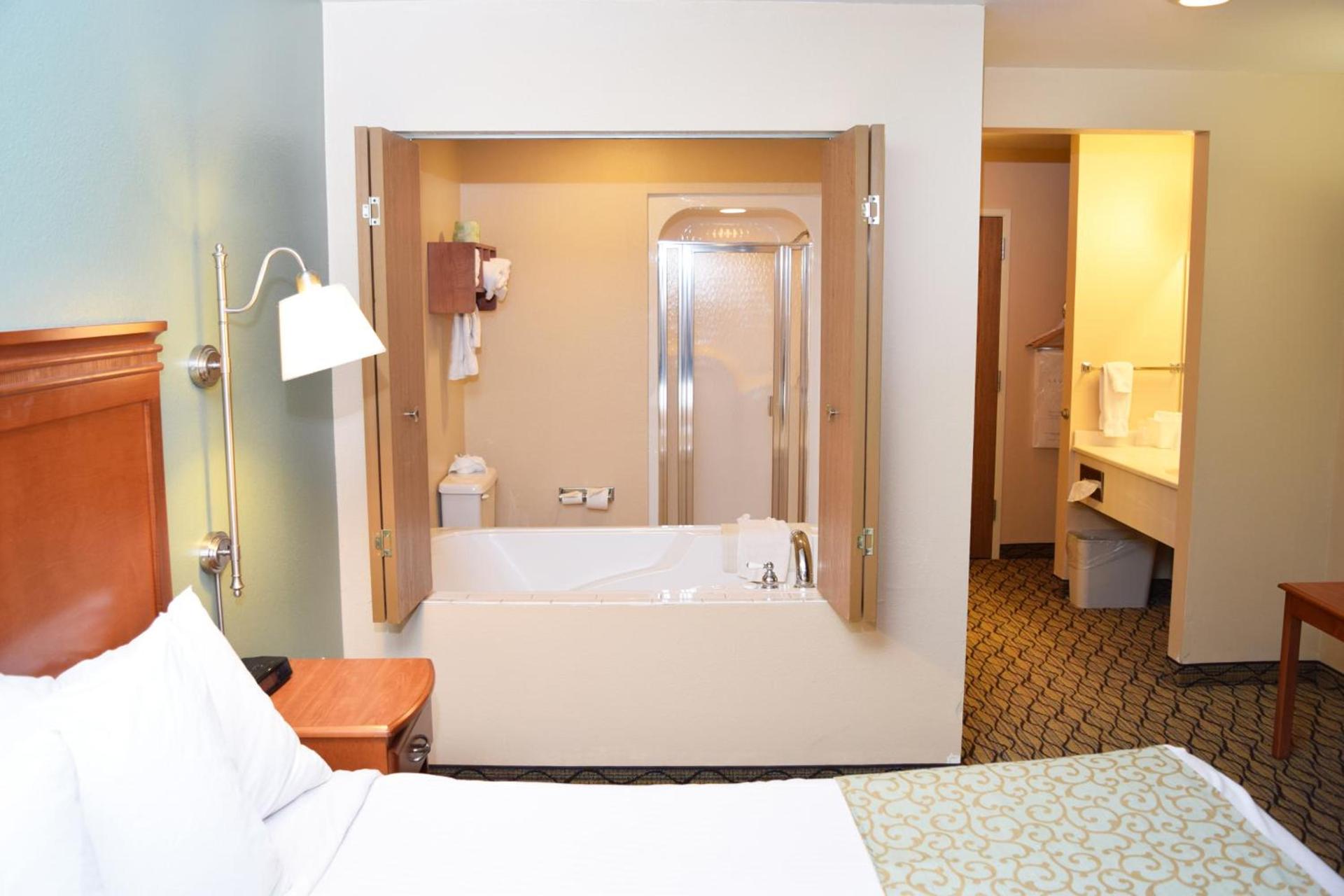 Beachfront Hotel Houghton Lake photo 5