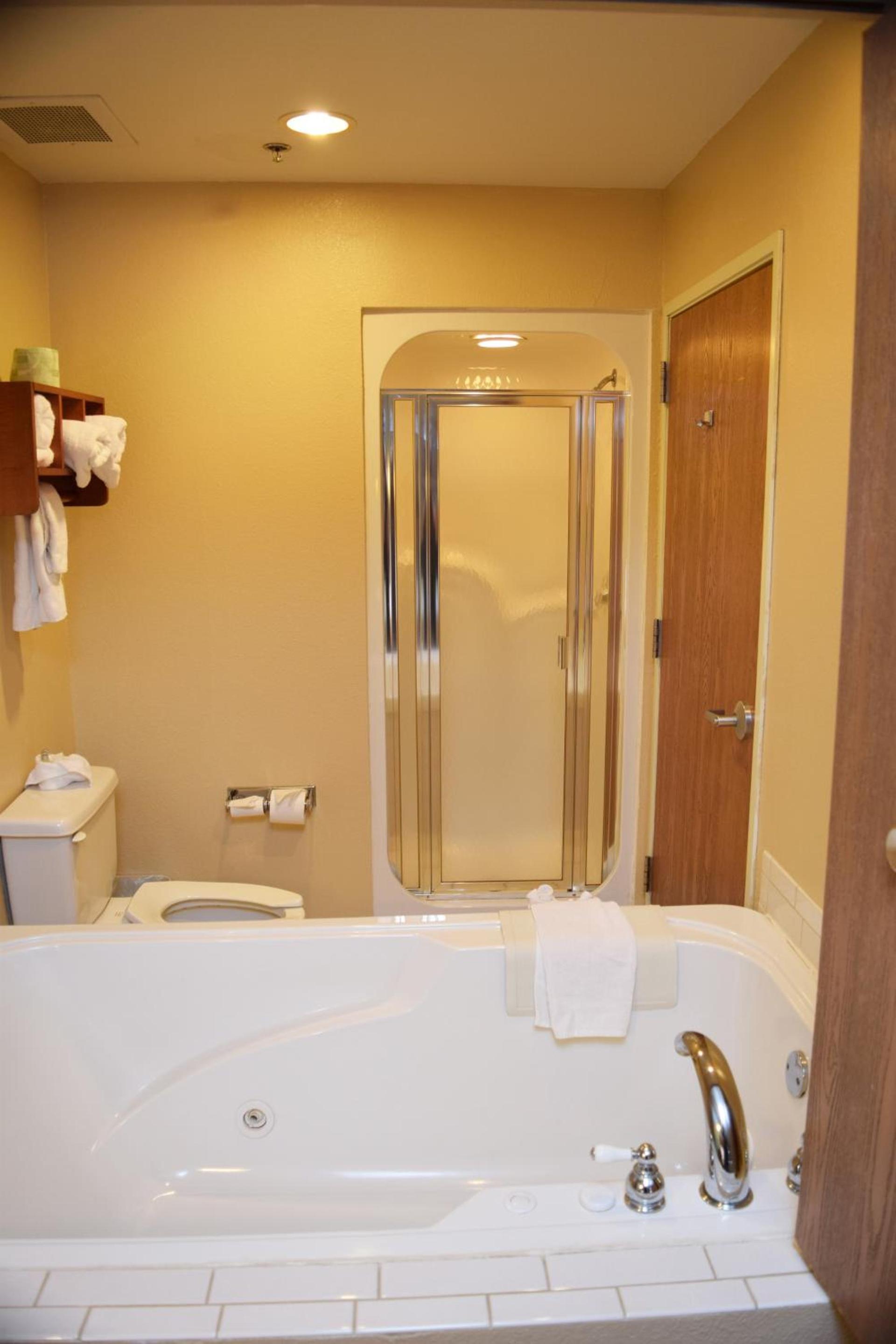 Beachfront Hotel Houghton Lake photo 3
