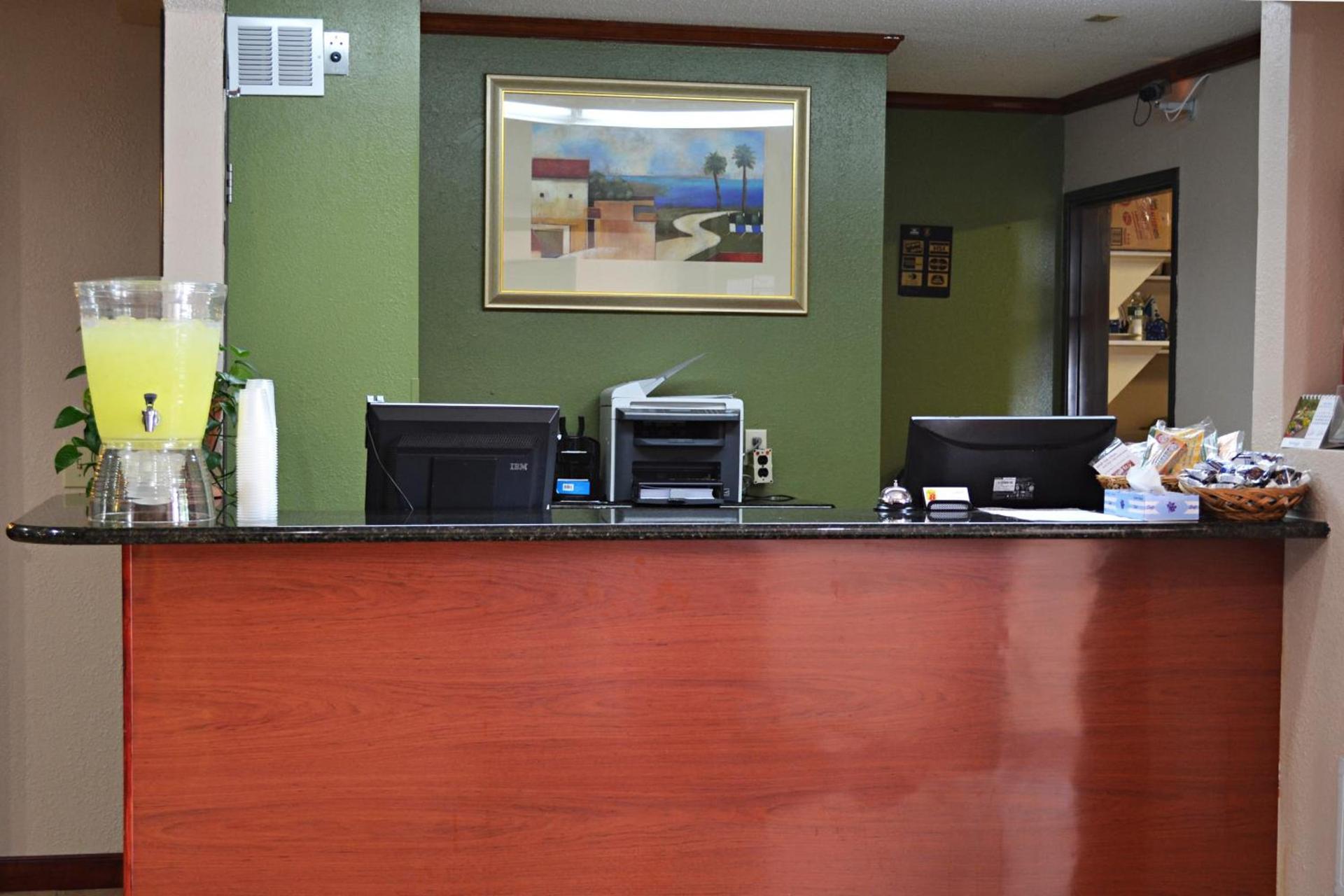 Super 8 by Wyndham Tilton/Lake Winnipesaukee photo 17