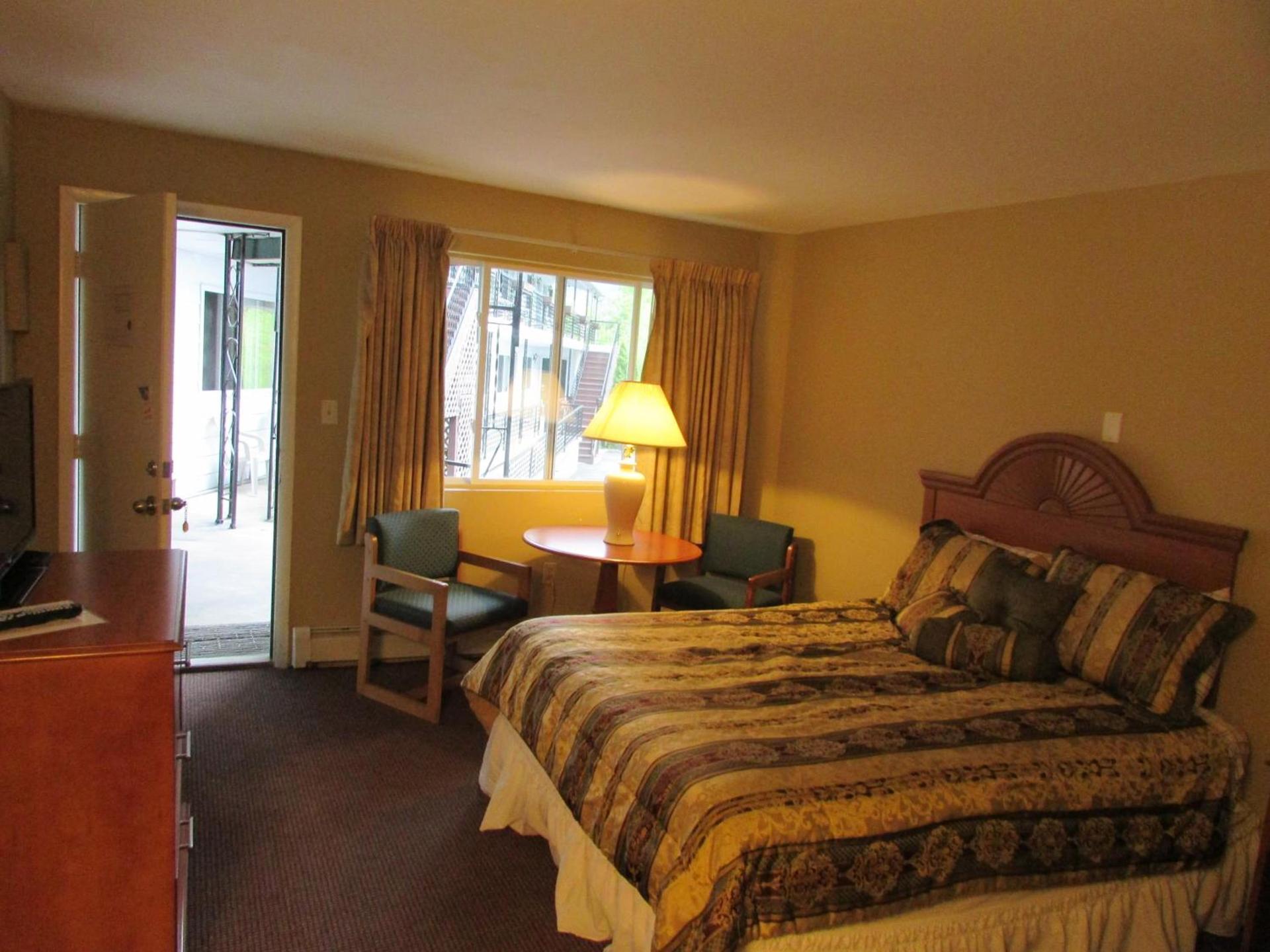 The Lake George Inn photo 62
