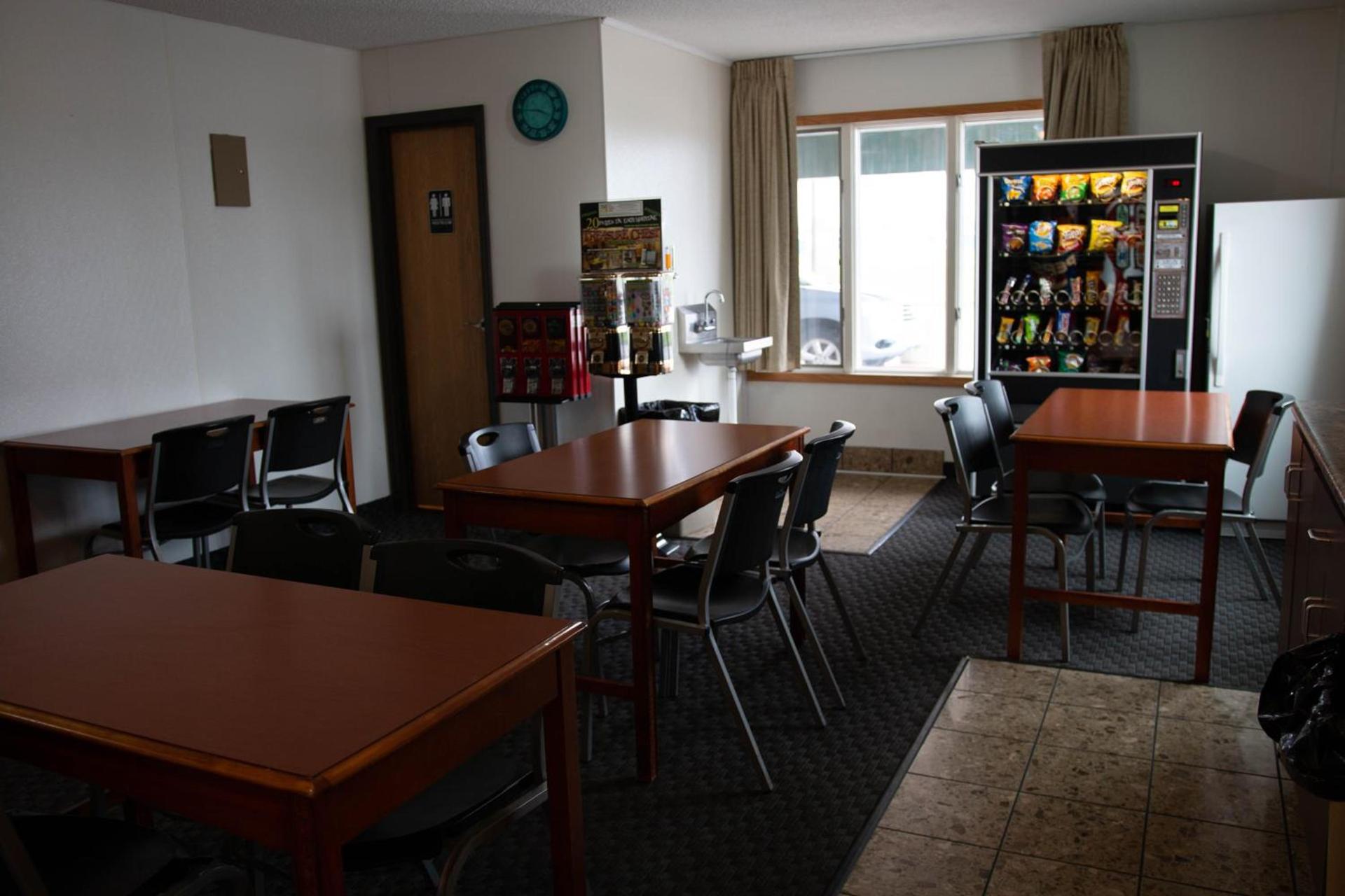 East Grand Inn Grand Forks ND I 29 photo 2