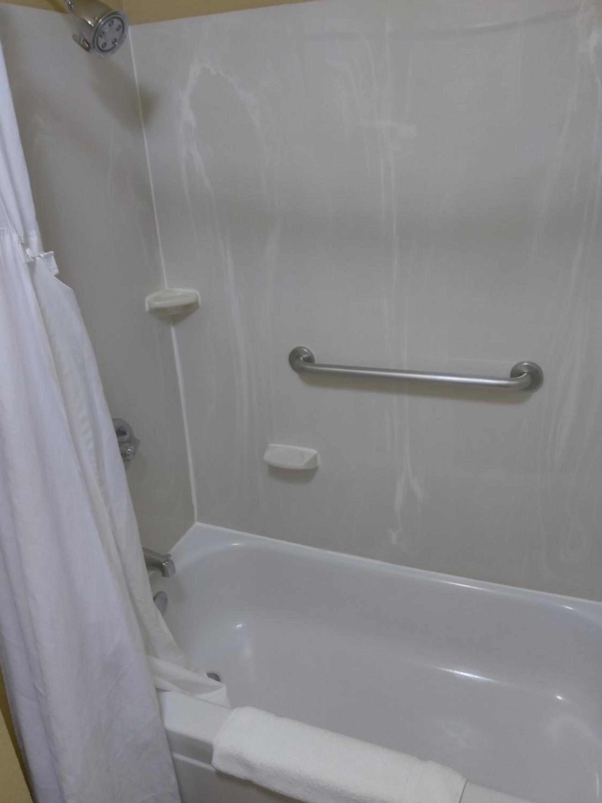Baymont by Wyndham Madison Heights Detroit Area photo 35