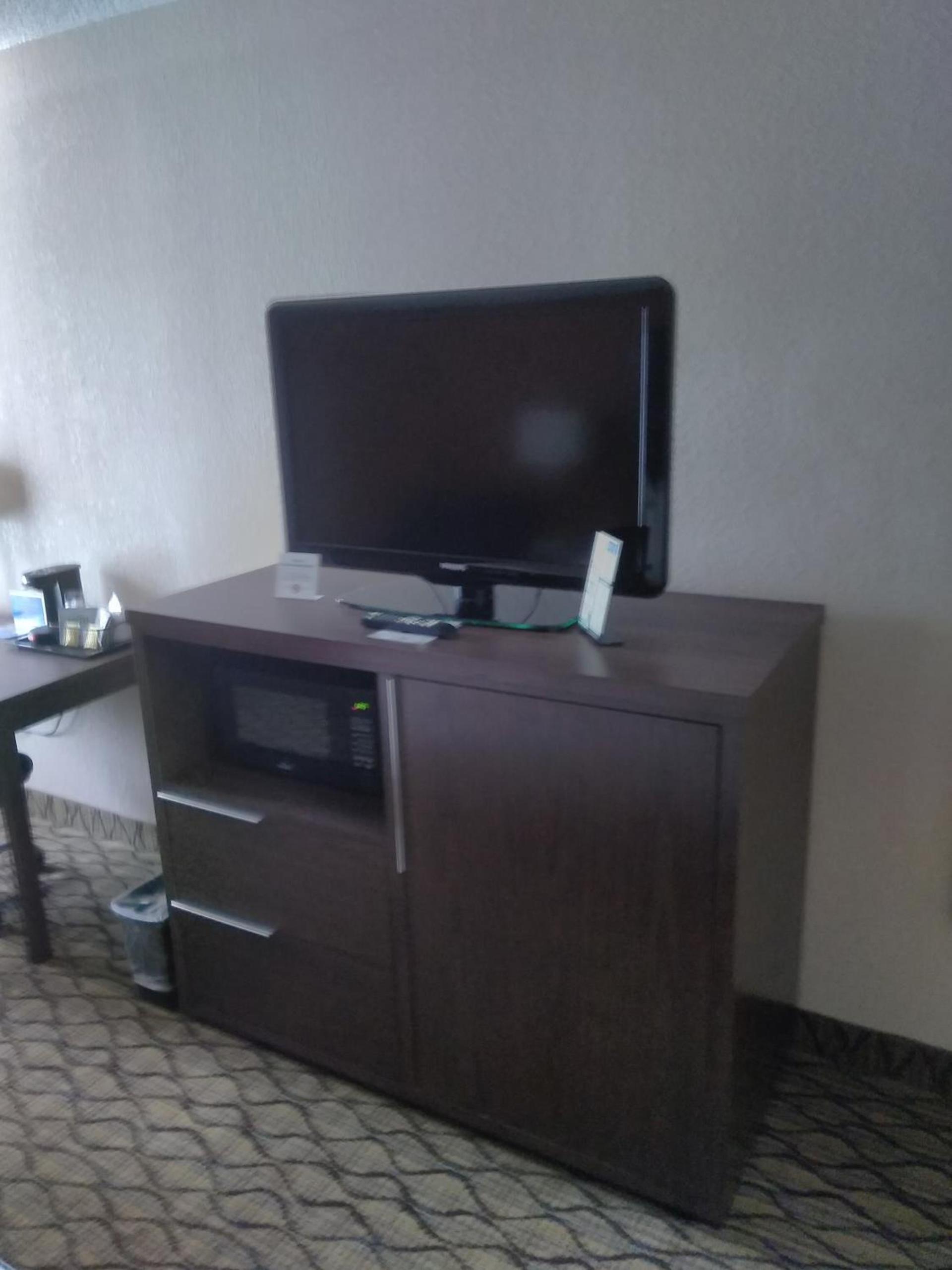 Baymont by Wyndham Madison Heights Detroit Area photo 28