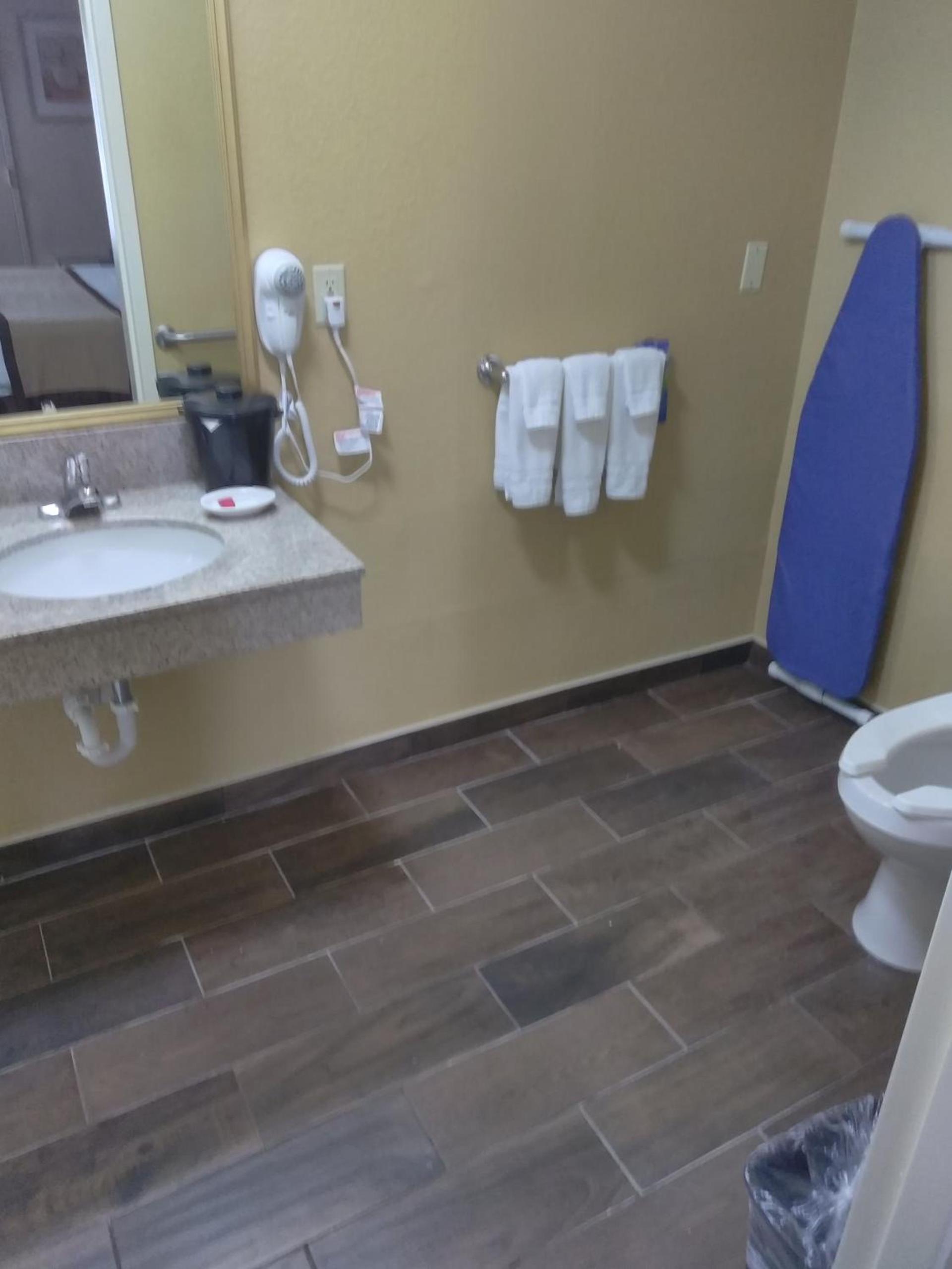 Baymont by Wyndham Madison Heights Detroit Area photo 64
