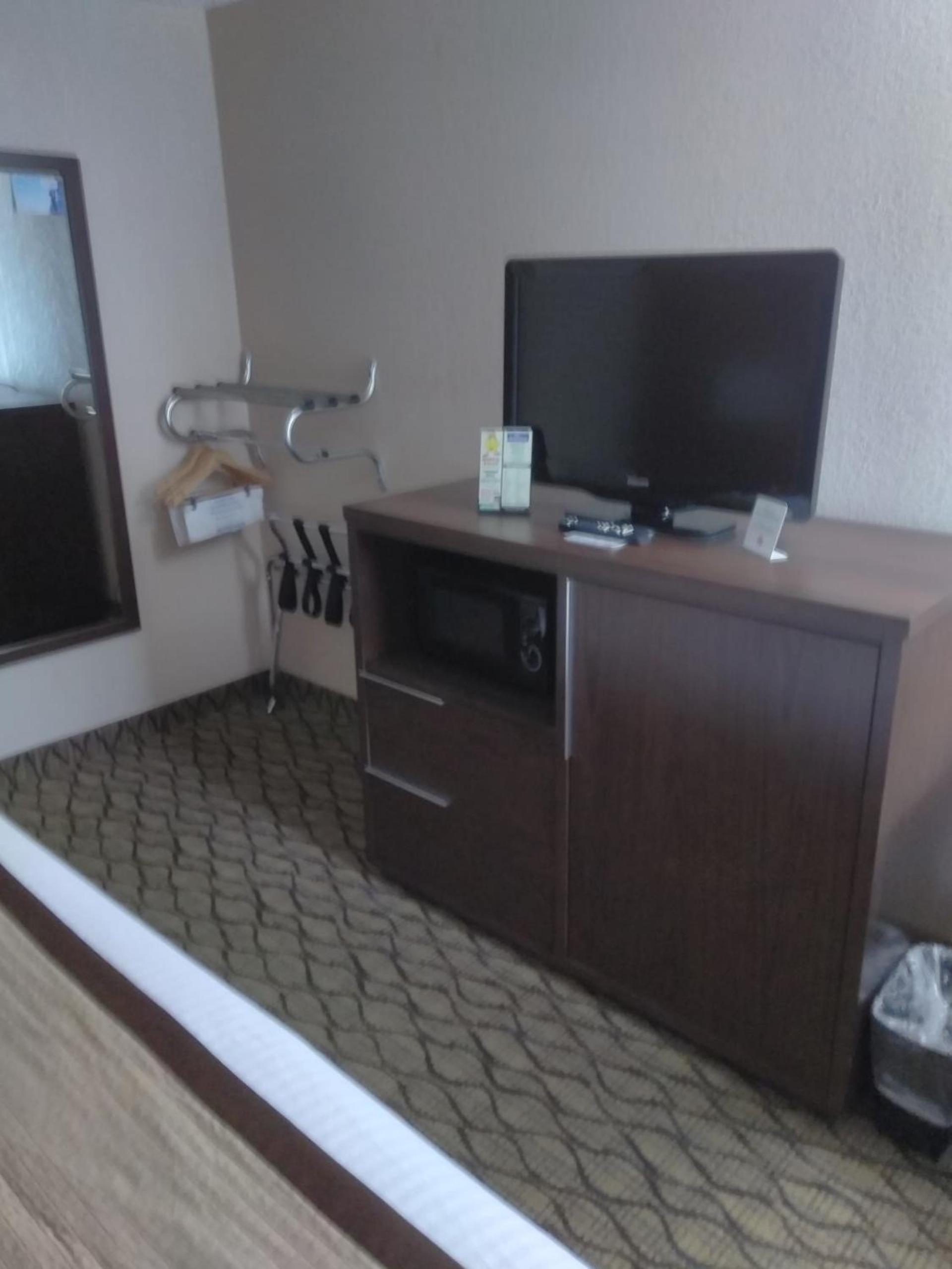 Baymont by Wyndham Madison Heights Detroit Area photo 58