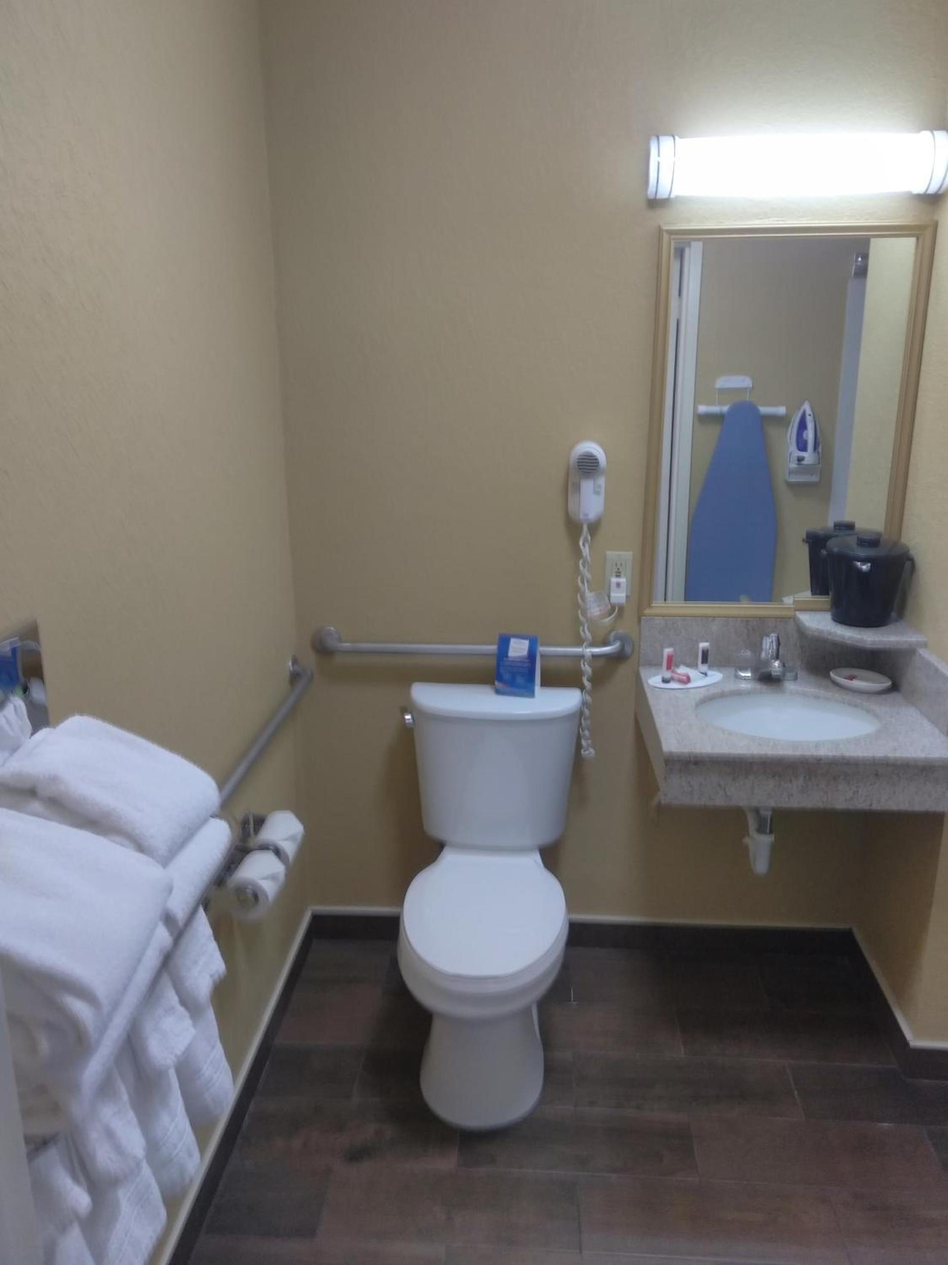 Baymont by Wyndham Madison Heights Detroit Area photo 24