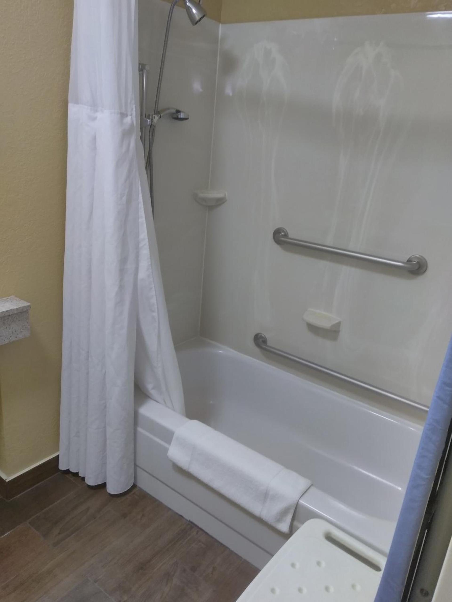 Baymont by Wyndham Madison Heights Detroit Area photo 32