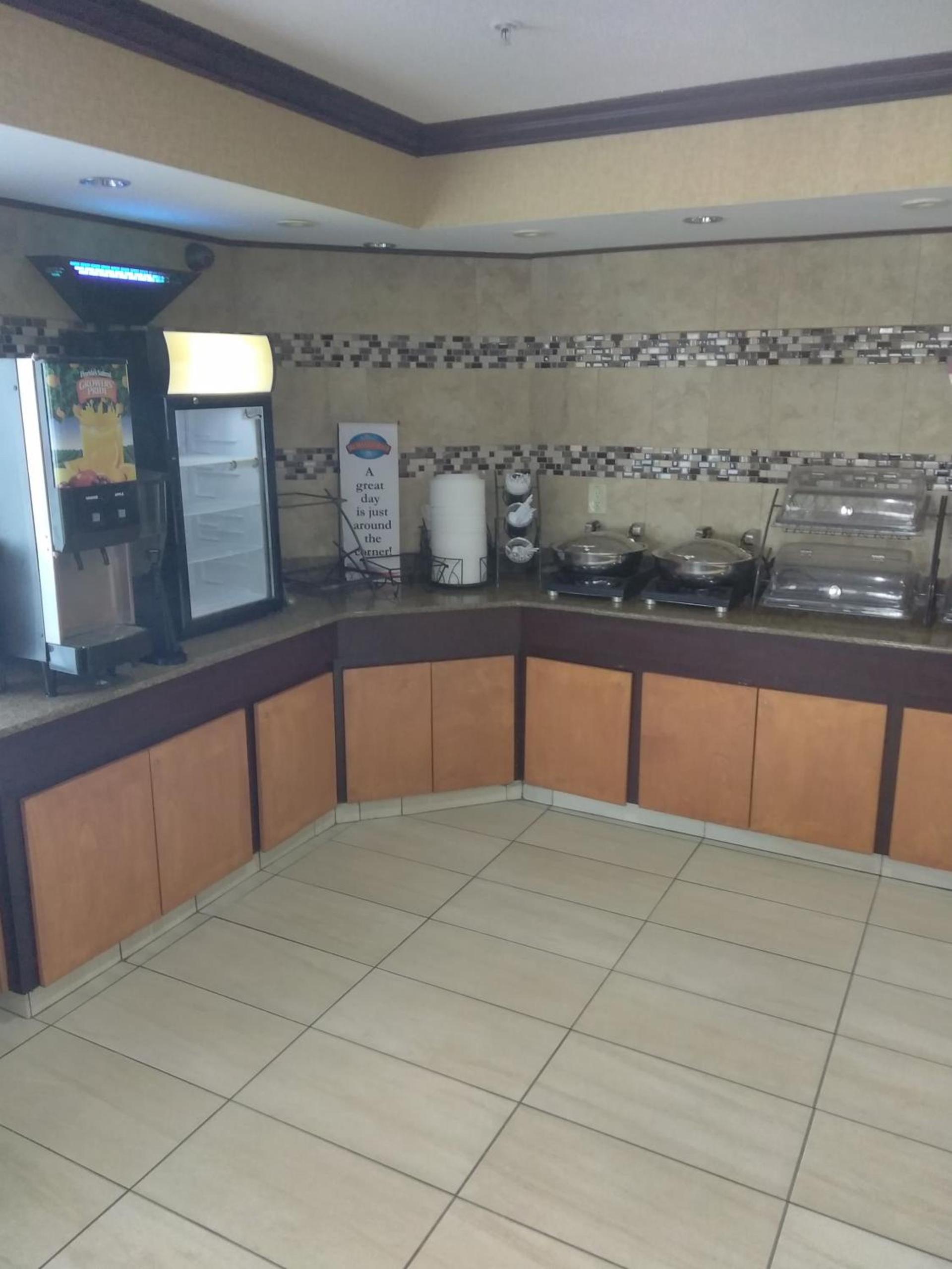 Baymont by Wyndham Madison Heights Detroit Area photo 46