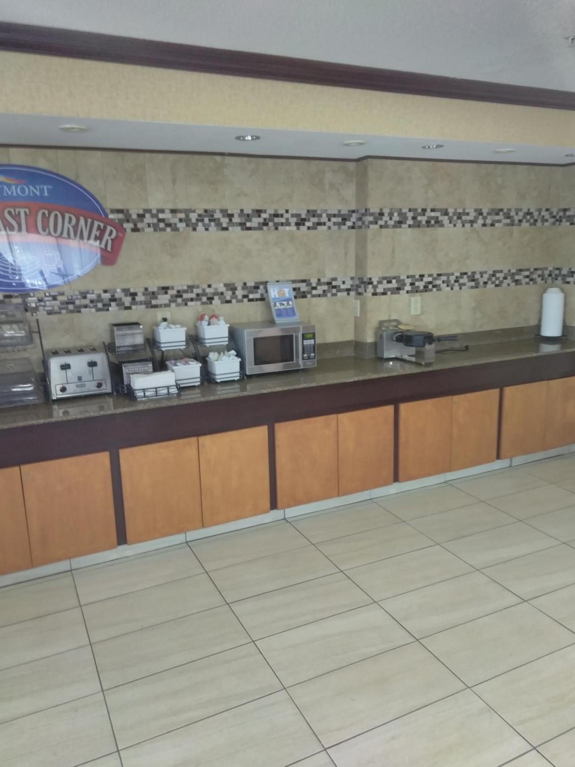 Baymont by Wyndham Madison Heights Detroit Area photo 54