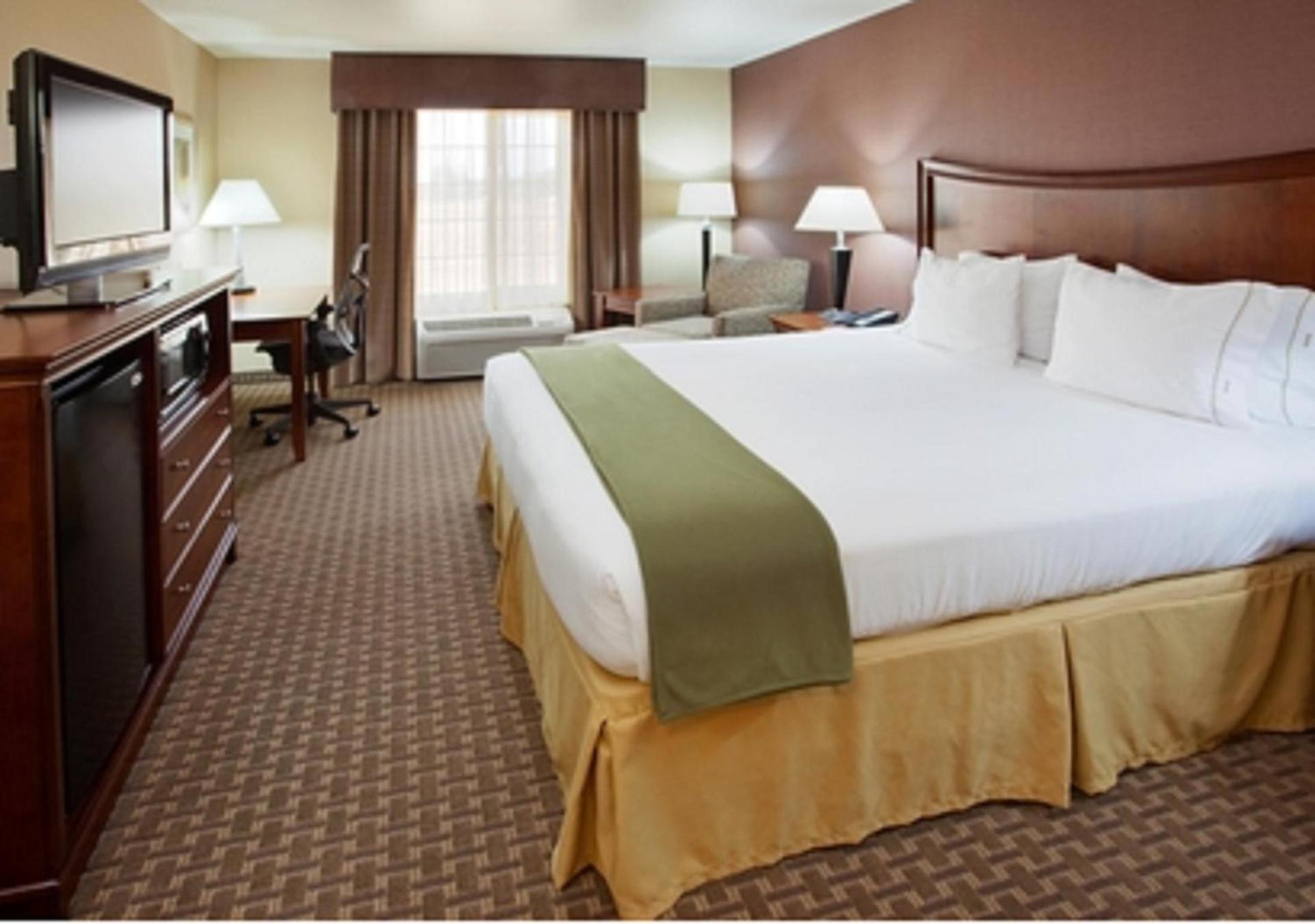 Holiday Inn Express Hotel & Suites Willows by IHG photo 3