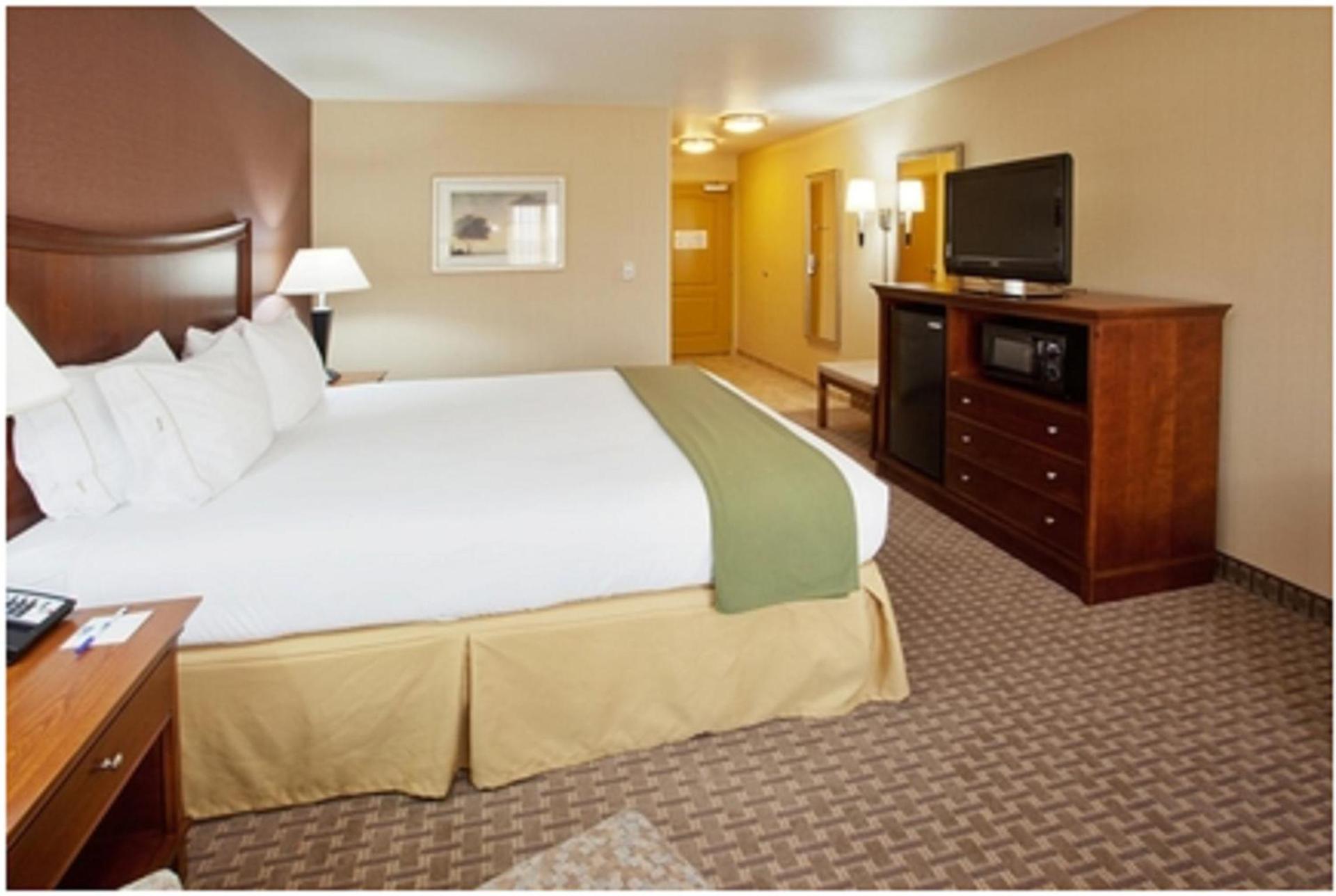 Holiday Inn Express Hotel & Suites Willows by IHG photo 7
