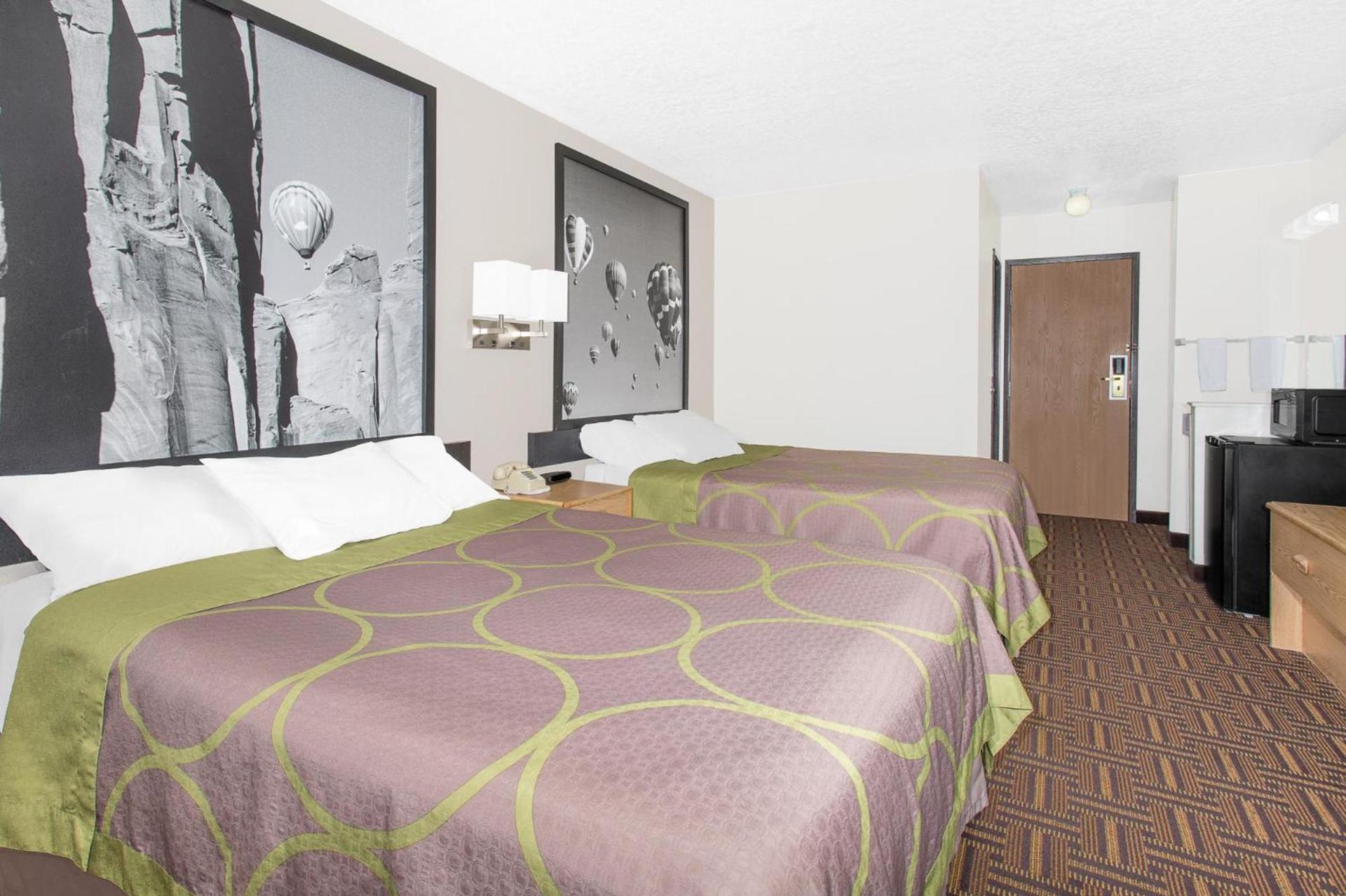Super 8 by Wyndham Bloomfield photo 29