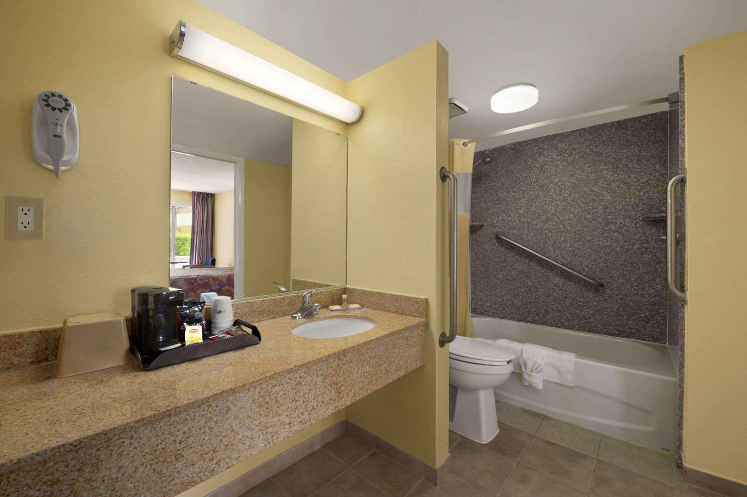 Rose Garden Inn & Suites Thomasville photo 4