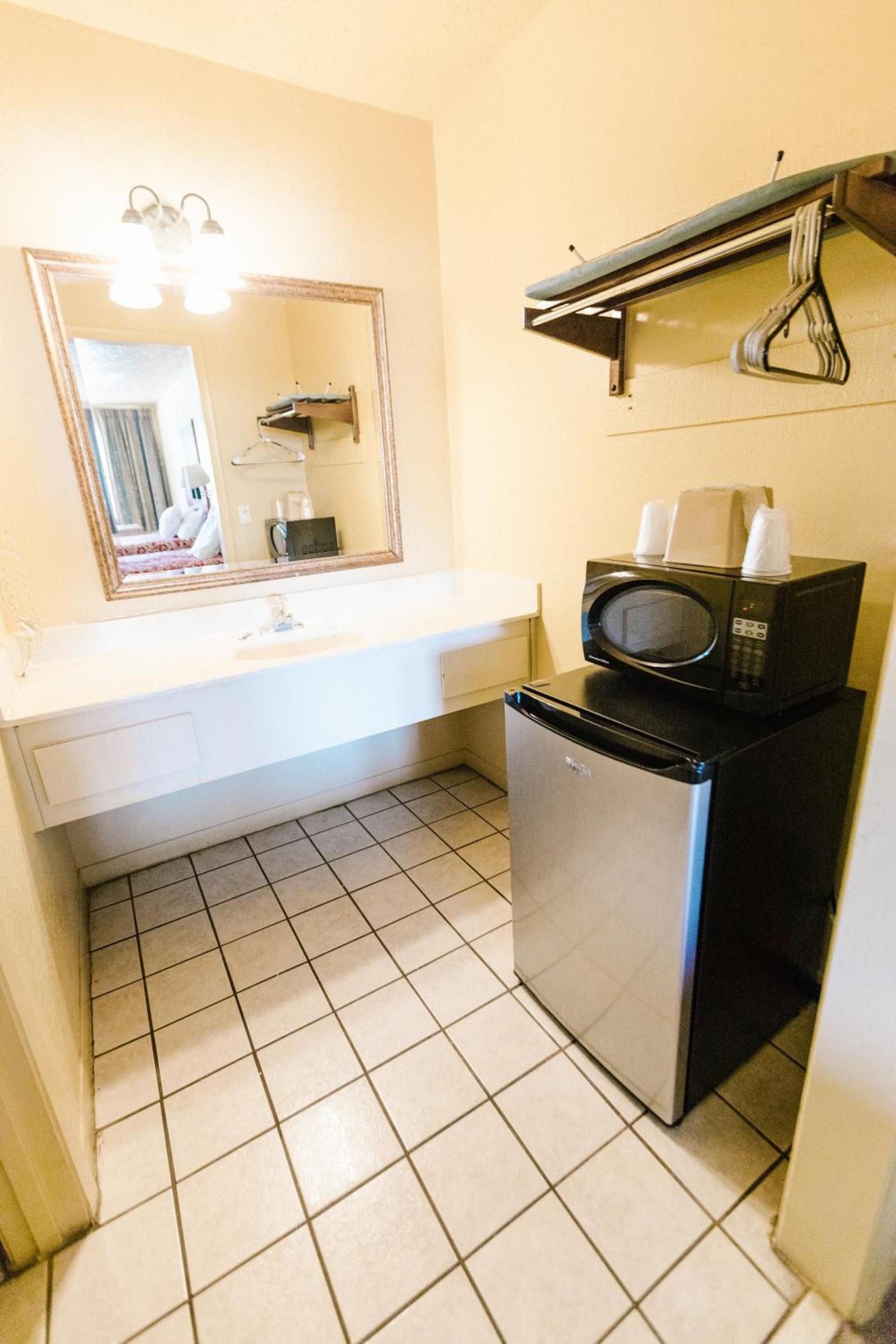 Summer Breeze Motel photo 17