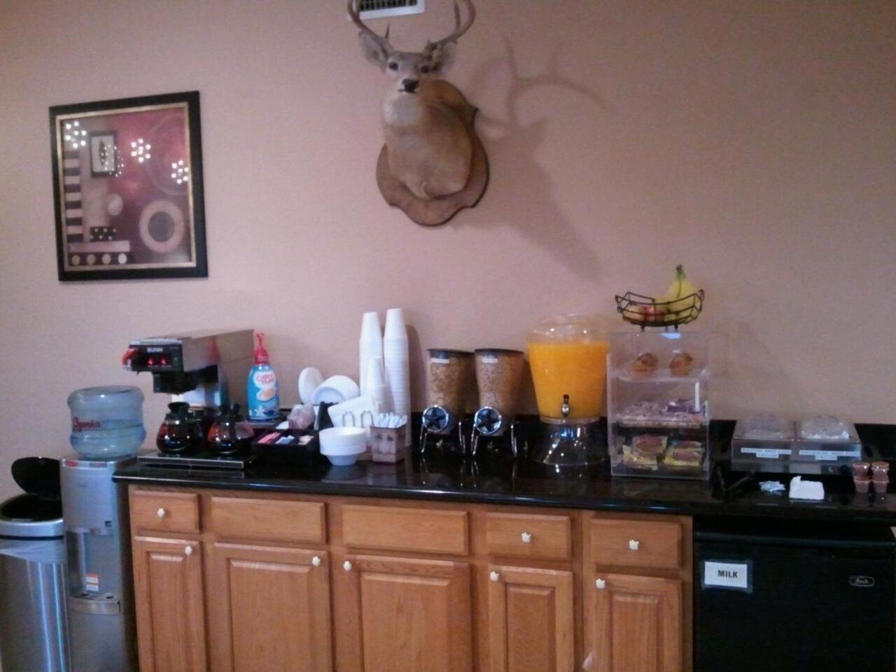 Royal Inn Pearsall photo 5