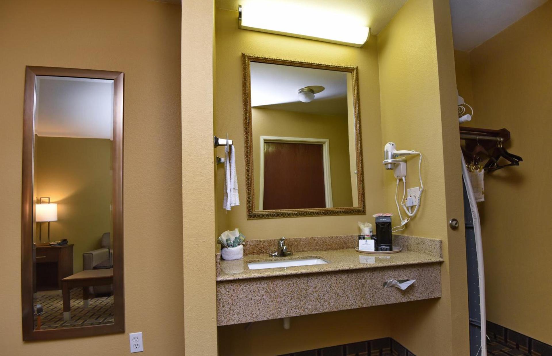Best Western Zachary Inn photo 32