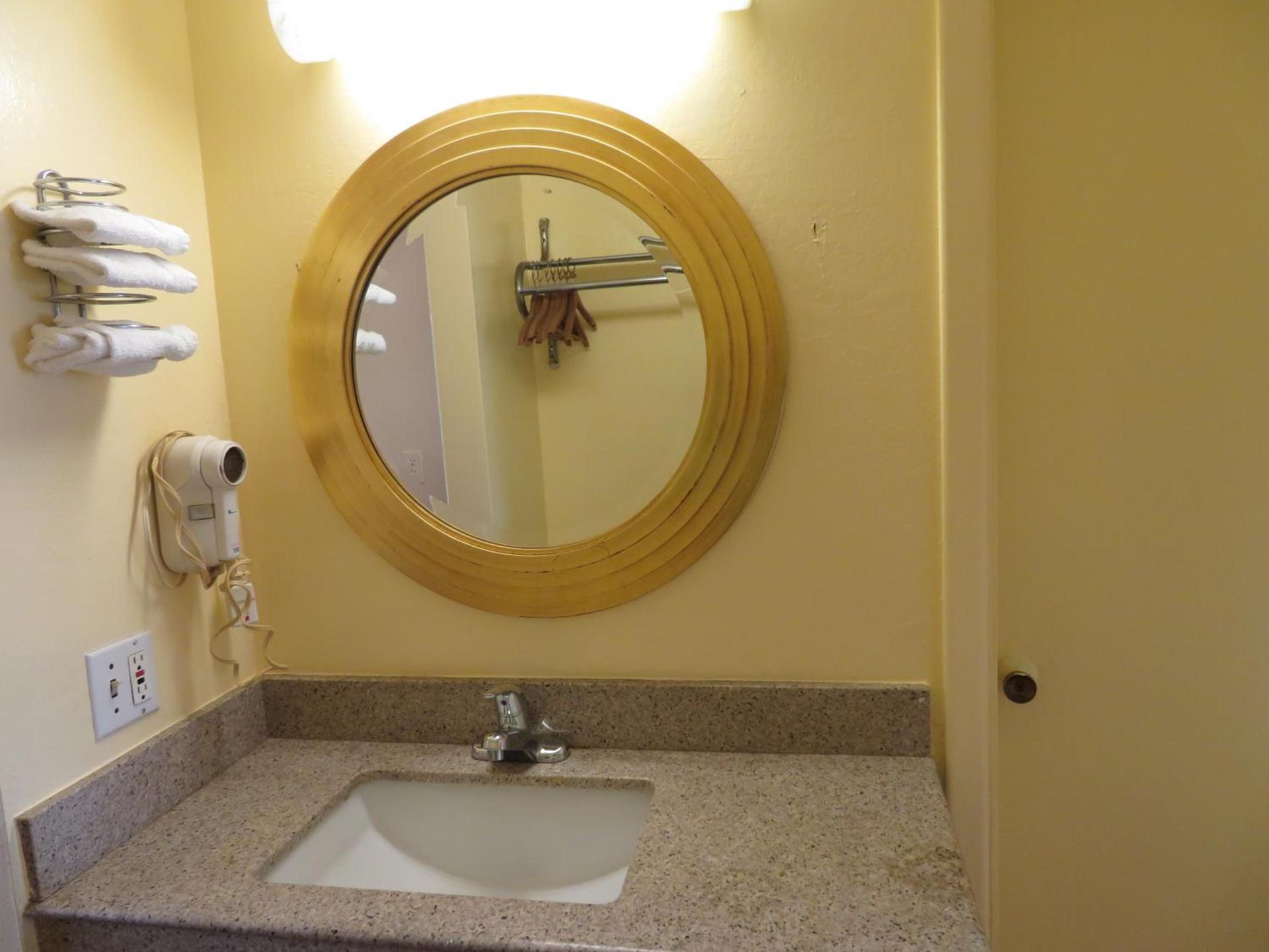 Royal Crest Motel photo 20