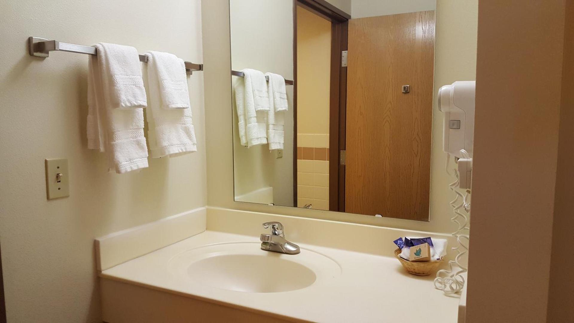 Motel 6 Norway MI photo 26