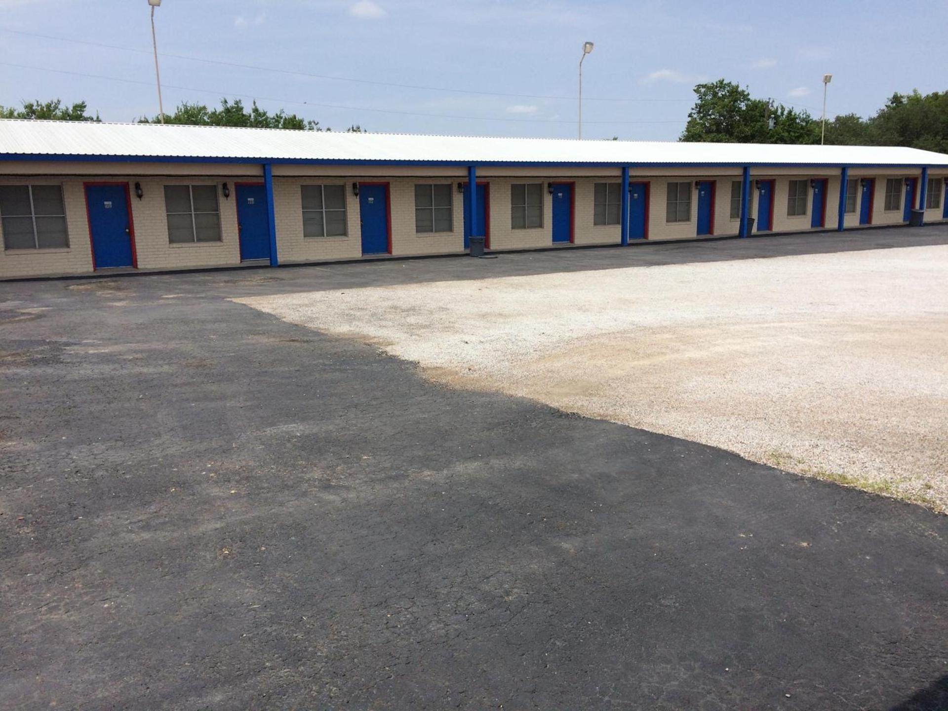 Relax Inn Goldthwaite photo 9
